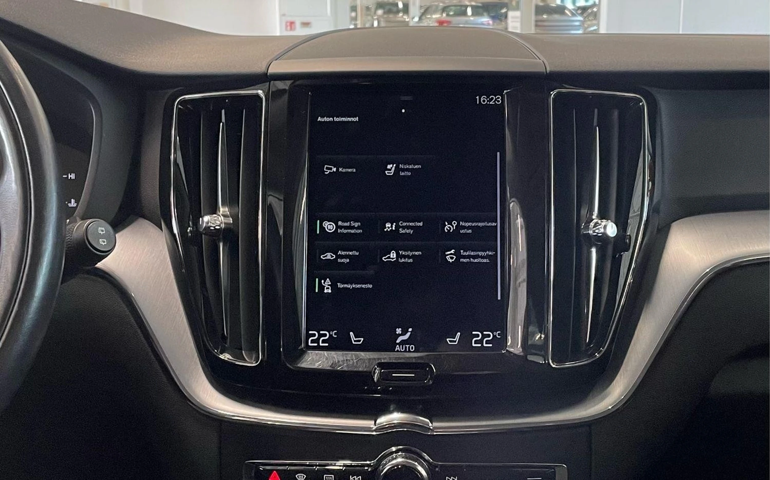 punainen Volvo XC60 2018 kuva 23.