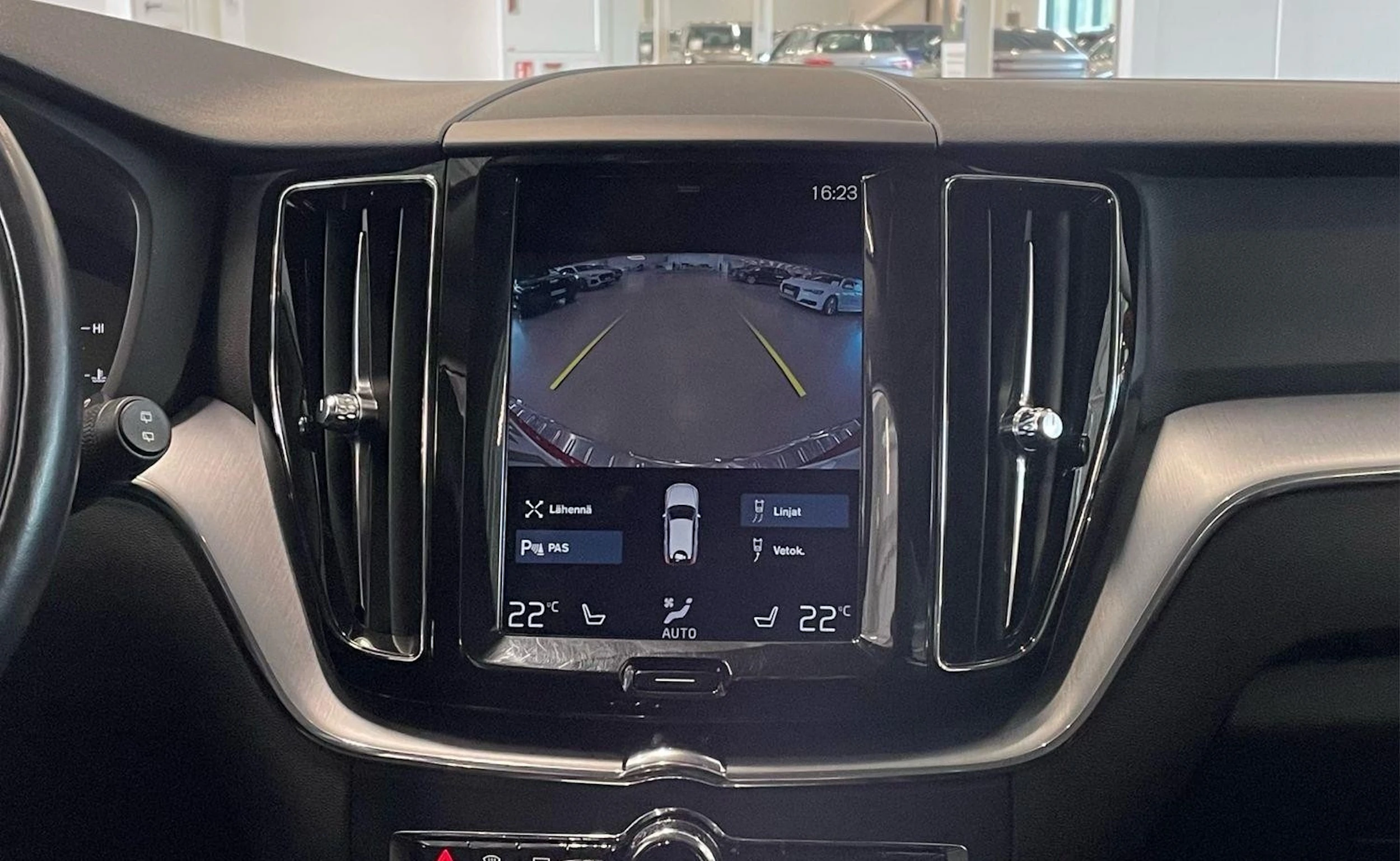 punainen Volvo XC60 2018 kuva 24.