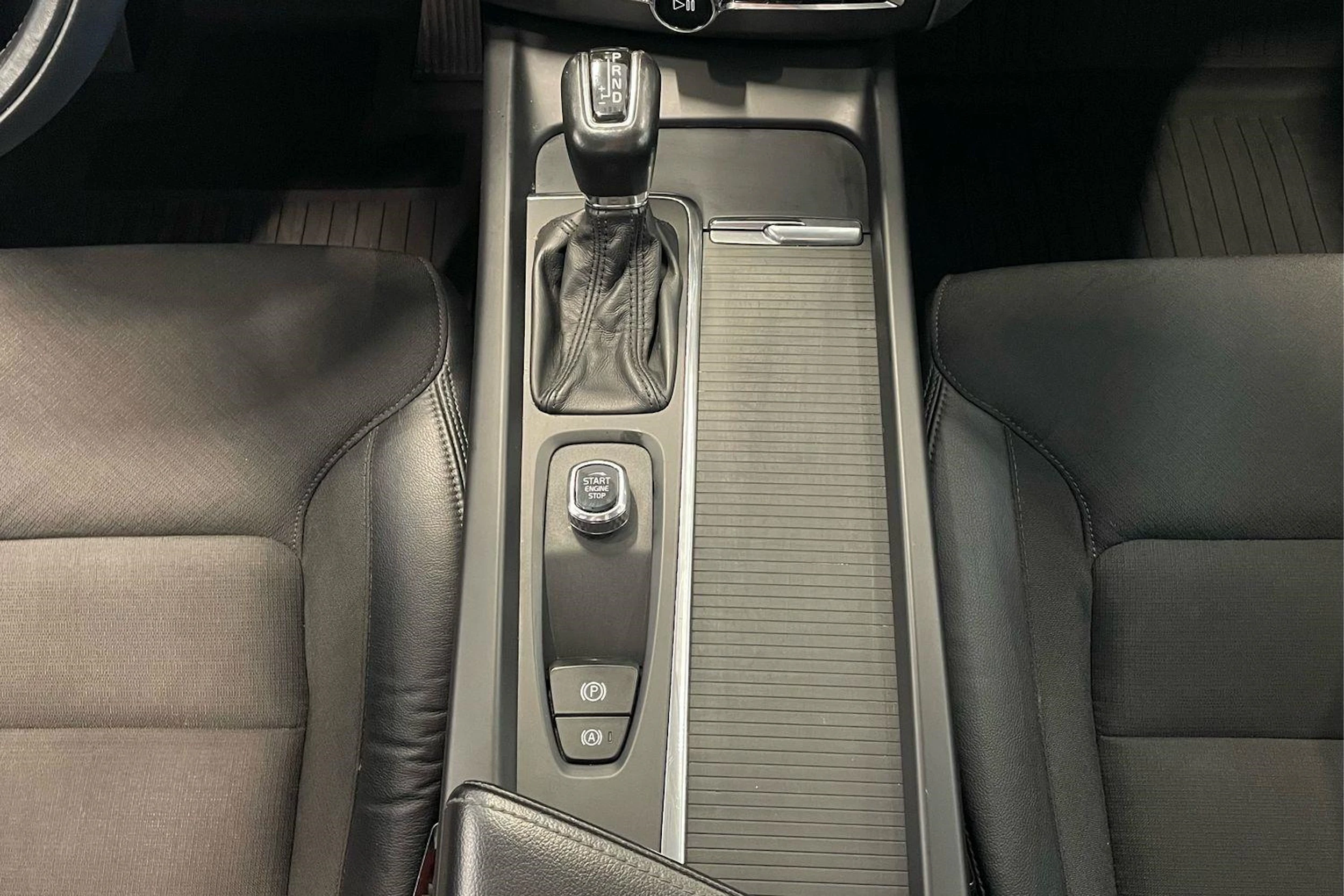 punainen Volvo XC60 2018 kuva 26.