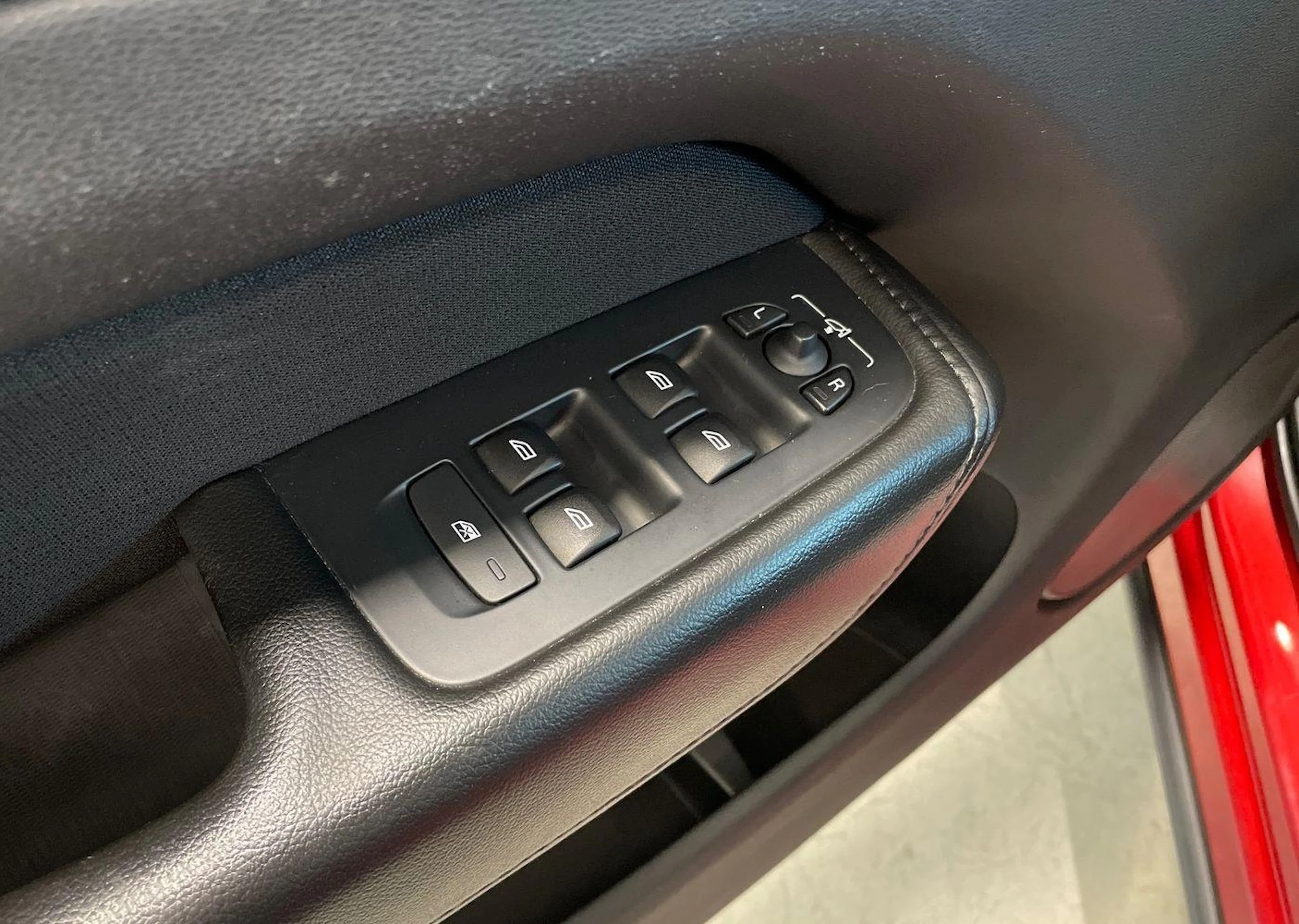 punainen Volvo XC60 2018 kuva 27.