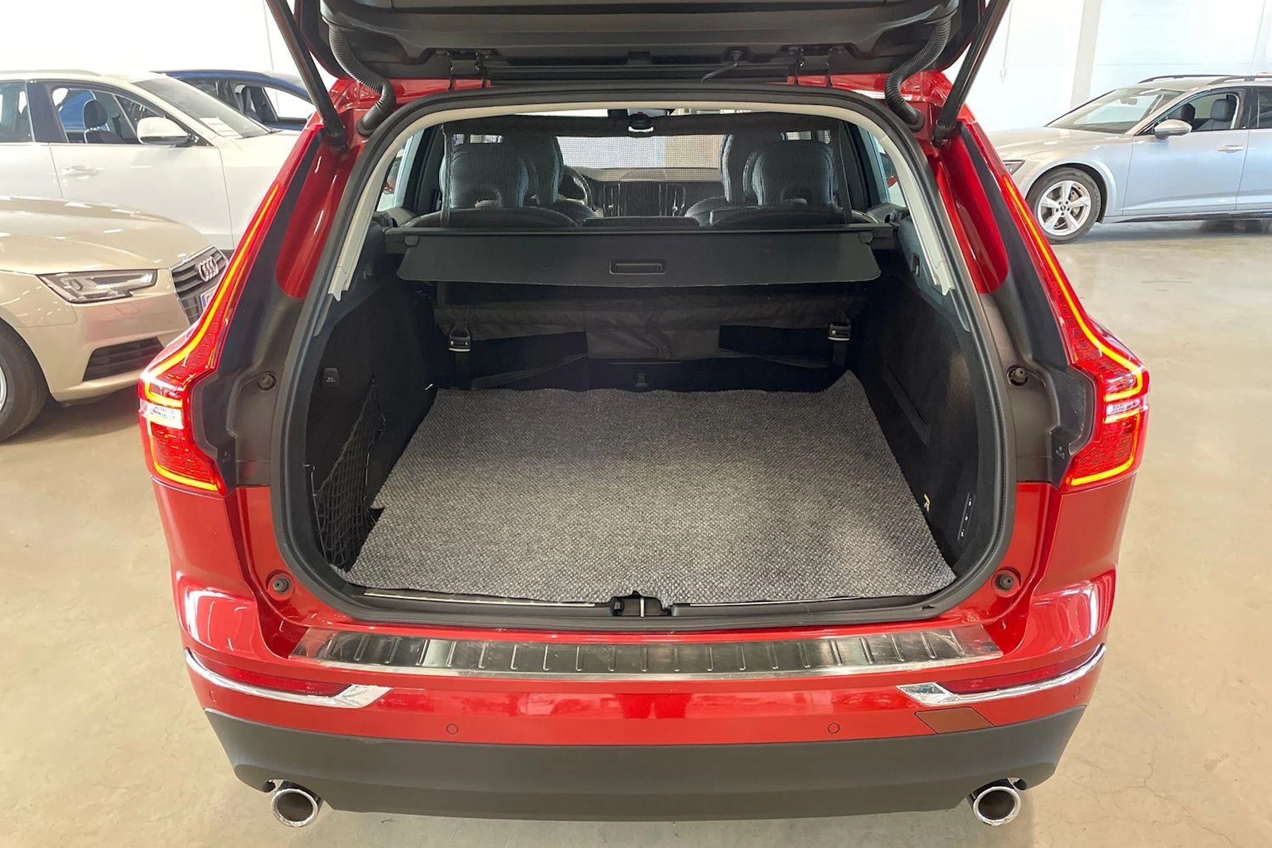 punainen Volvo XC60 2018 kuva 28.