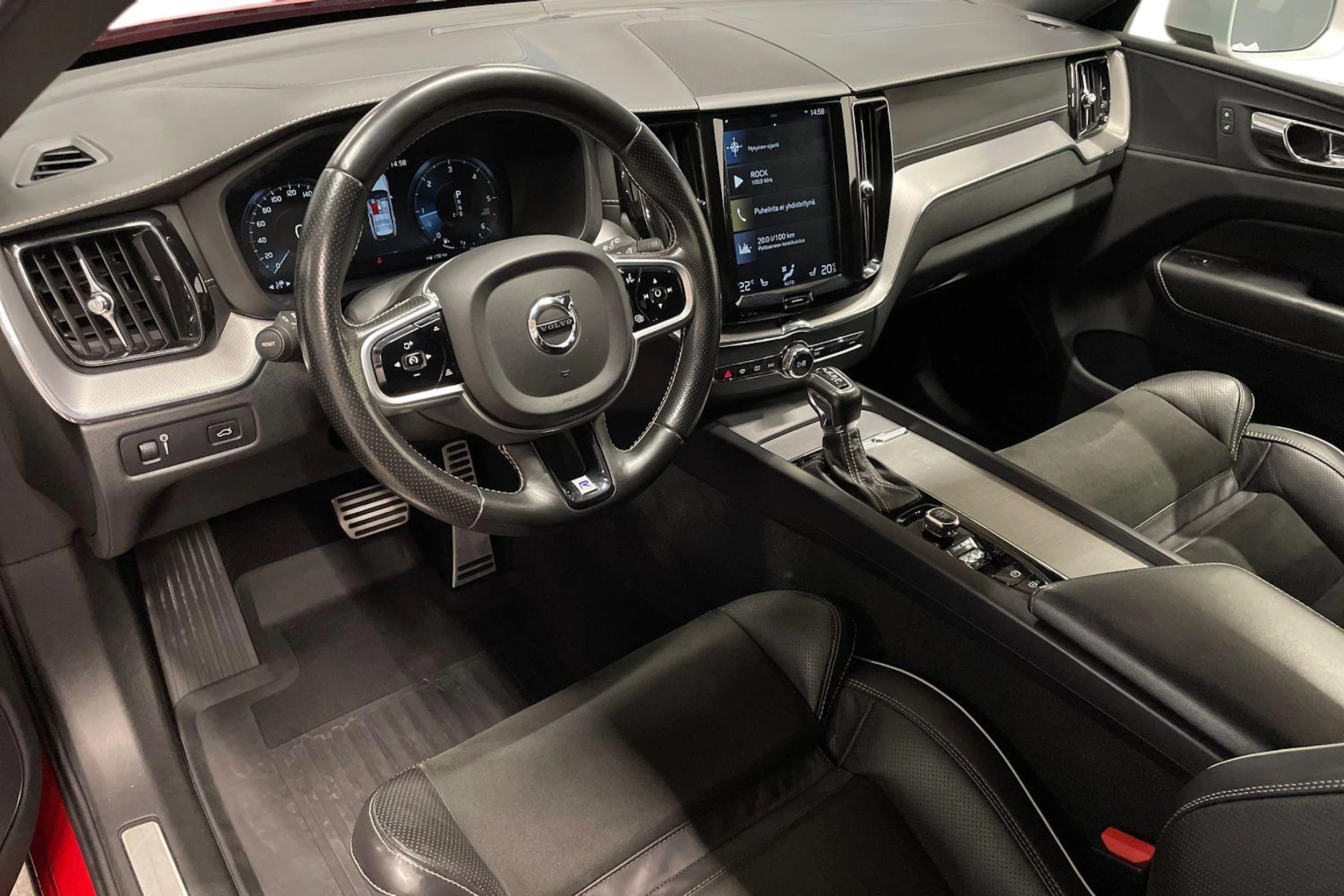Punainen Volvo XC60 2019 kuva 6.