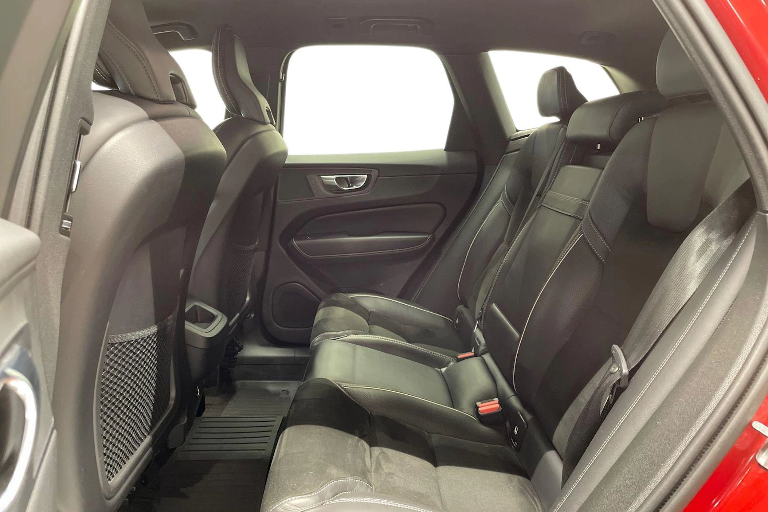 Punainen Volvo XC60 2019 kuva 8.
