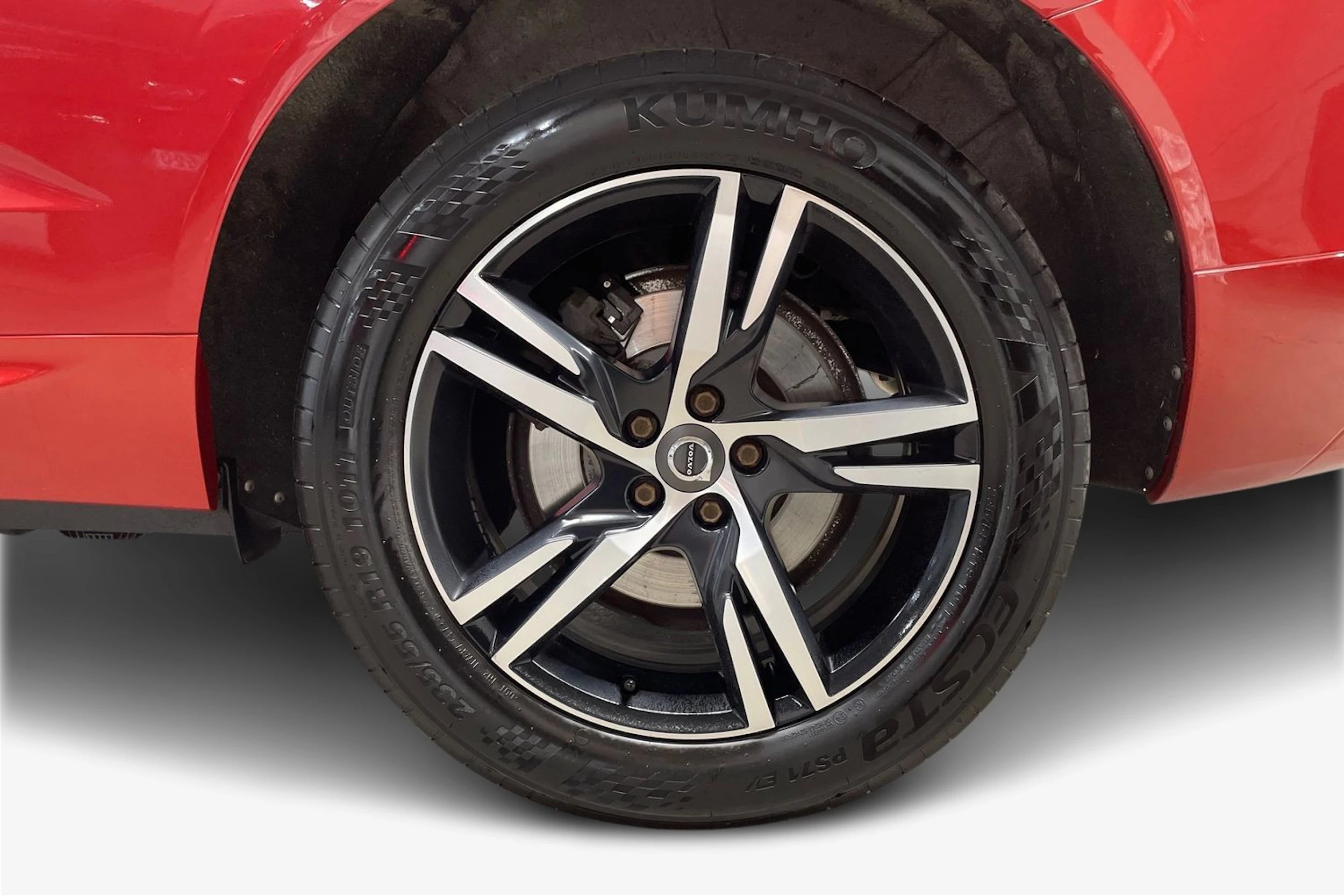 Punainen Volvo XC60 2019 kuva 9.
