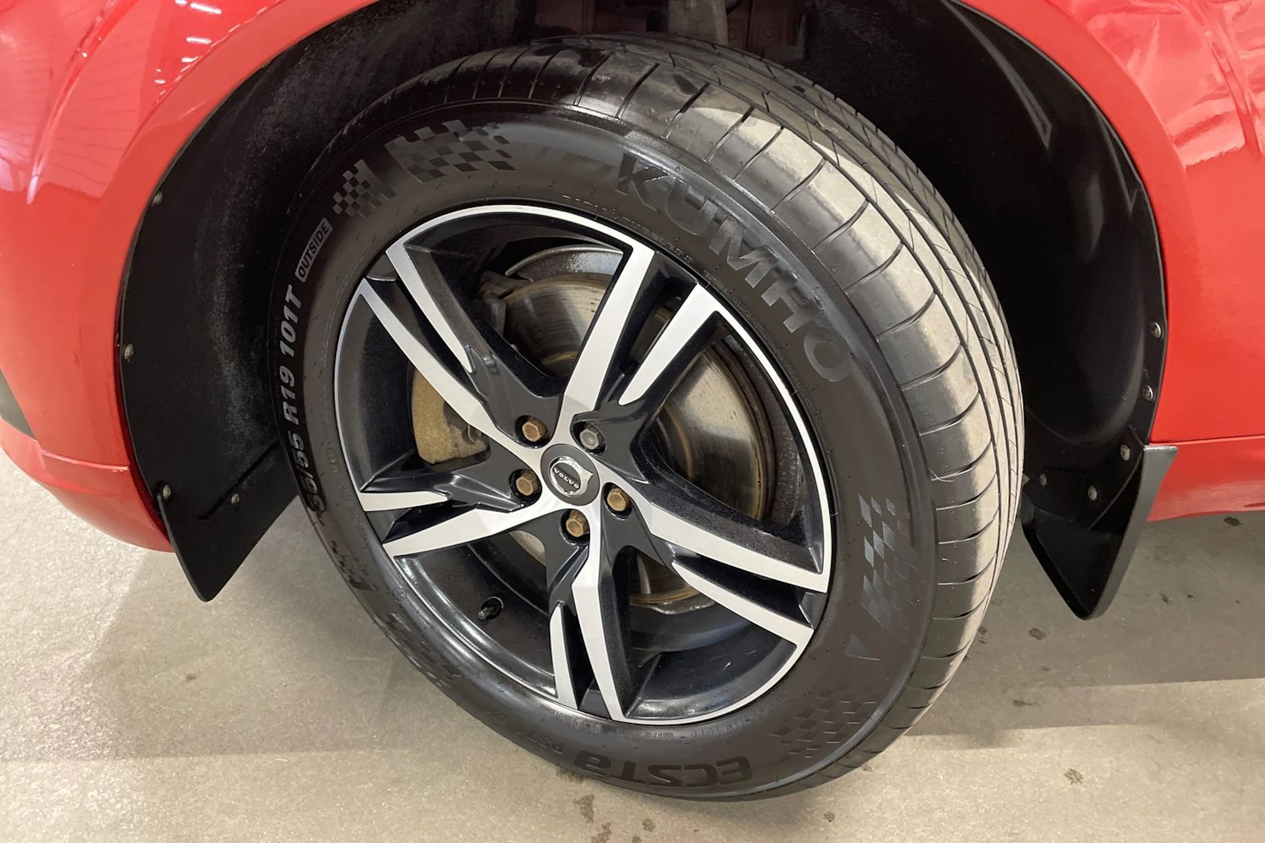 Punainen Volvo XC60 2019 kuva 10.