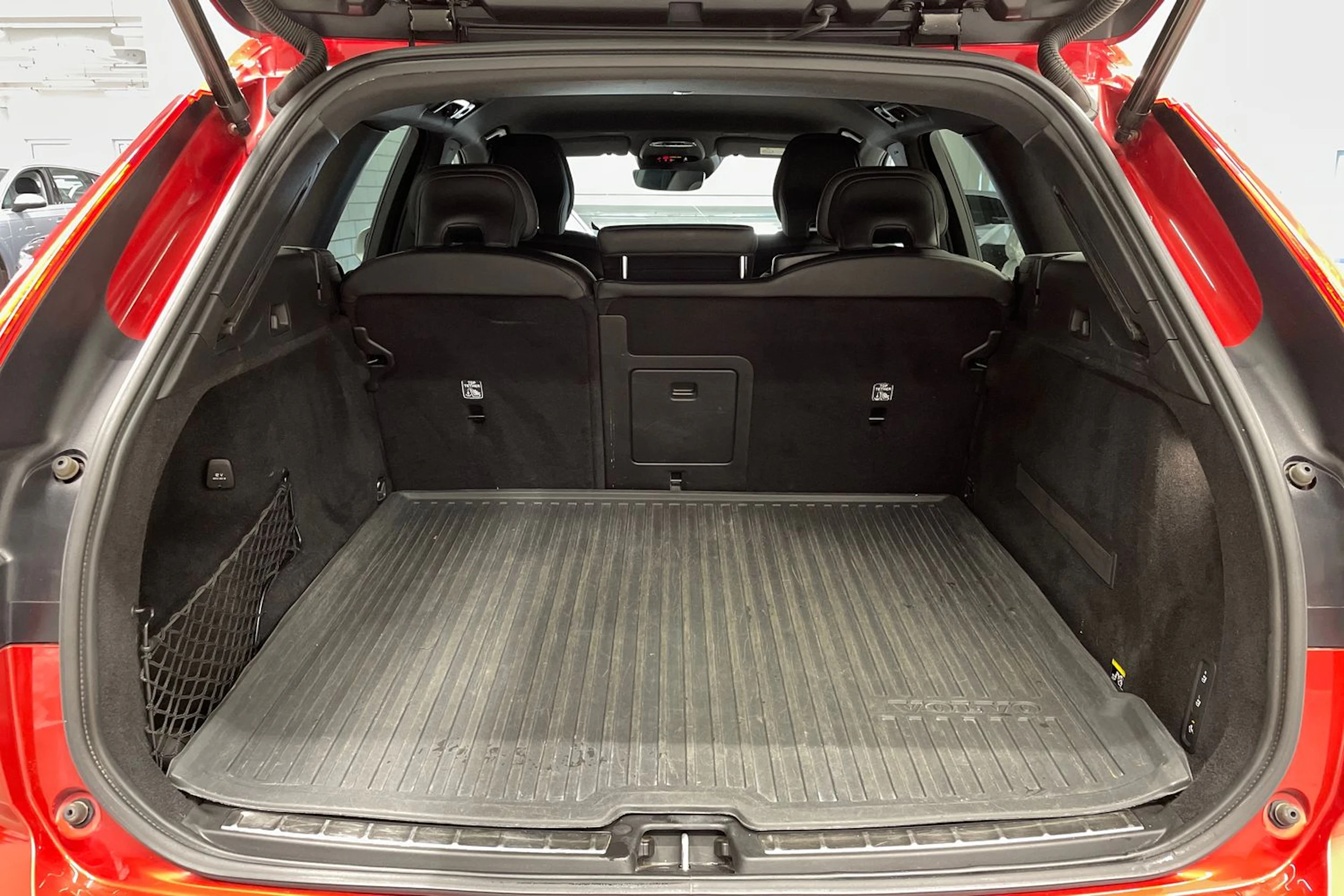 Punainen Volvo XC60 2019 kuva 12.