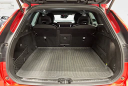 Punainen Volvo XC60 2019 kuva 12.