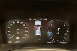 Punainen Volvo XC60 2019 kuva 13.