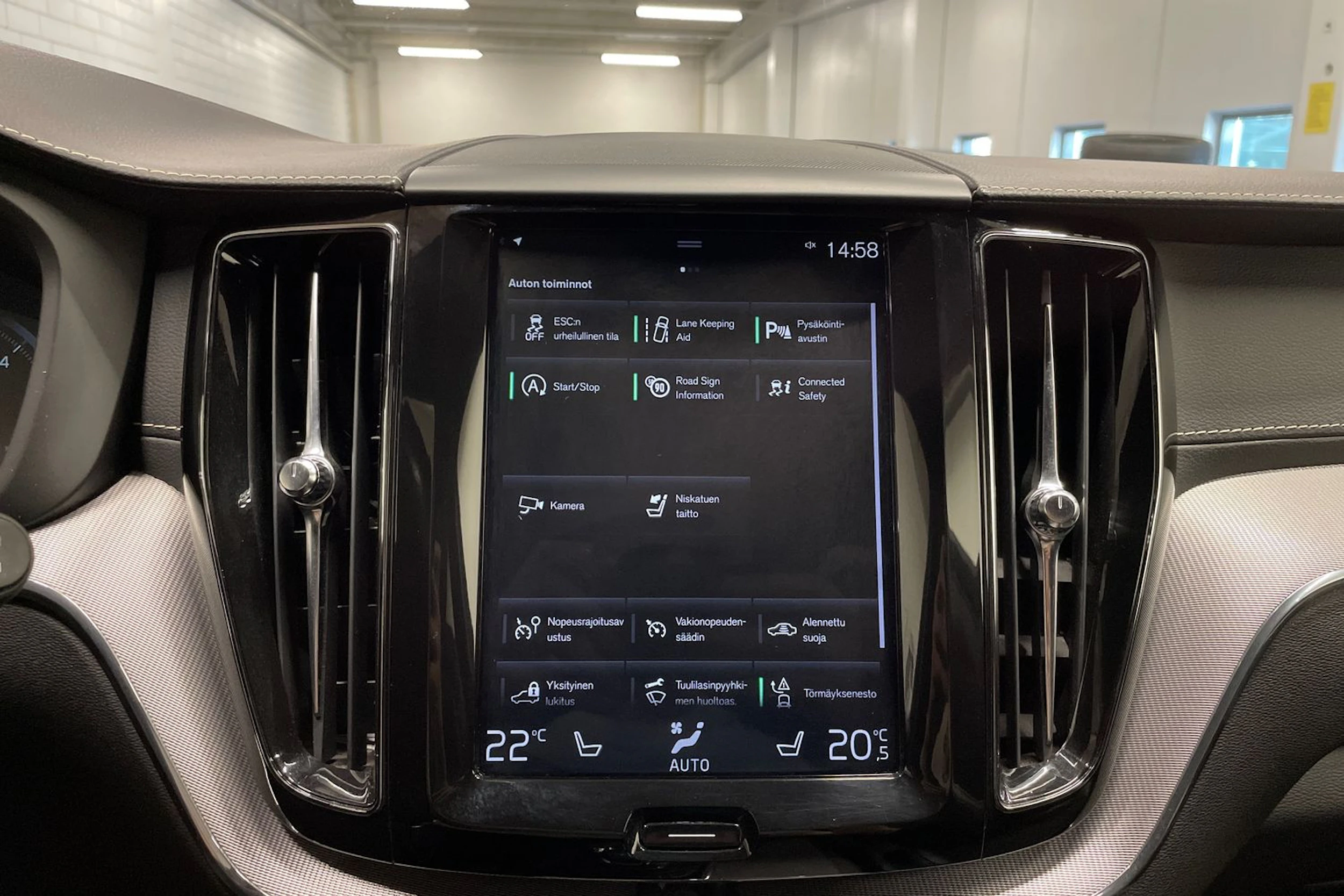 Punainen Volvo XC60 2019 kuva 14.