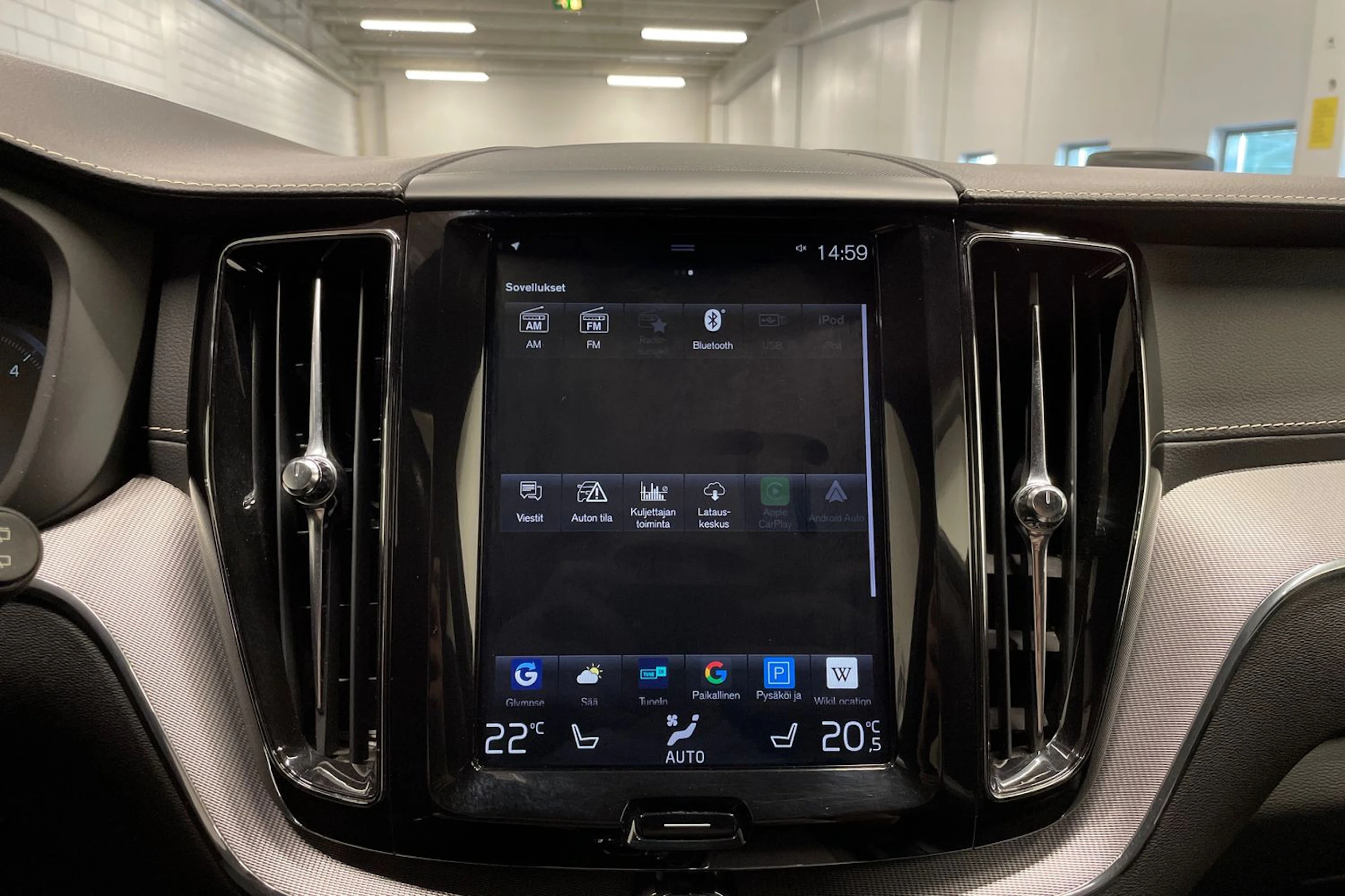 Punainen Volvo XC60 2019 kuva 16.