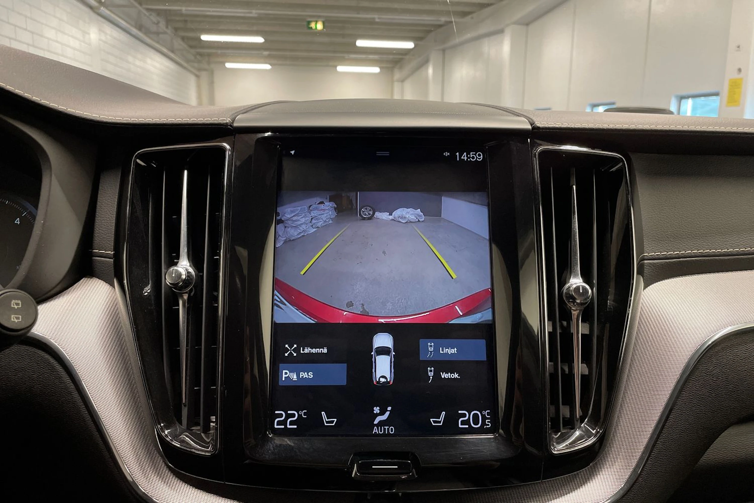 Punainen Volvo XC60 2019 kuva 18.