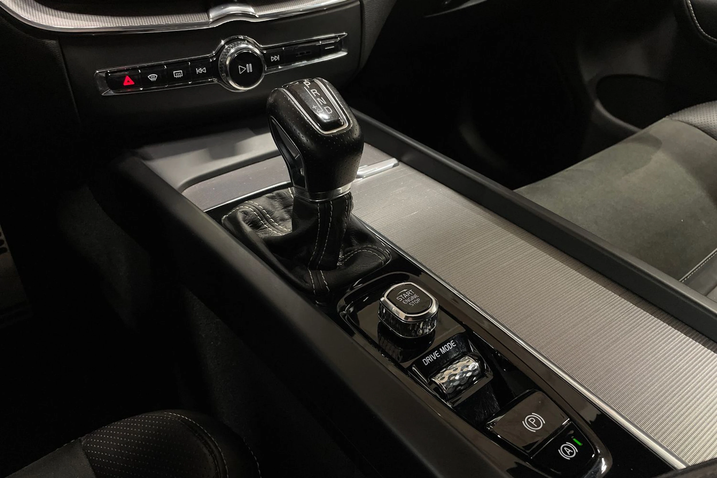 Punainen Volvo XC60 2019 kuva 19.