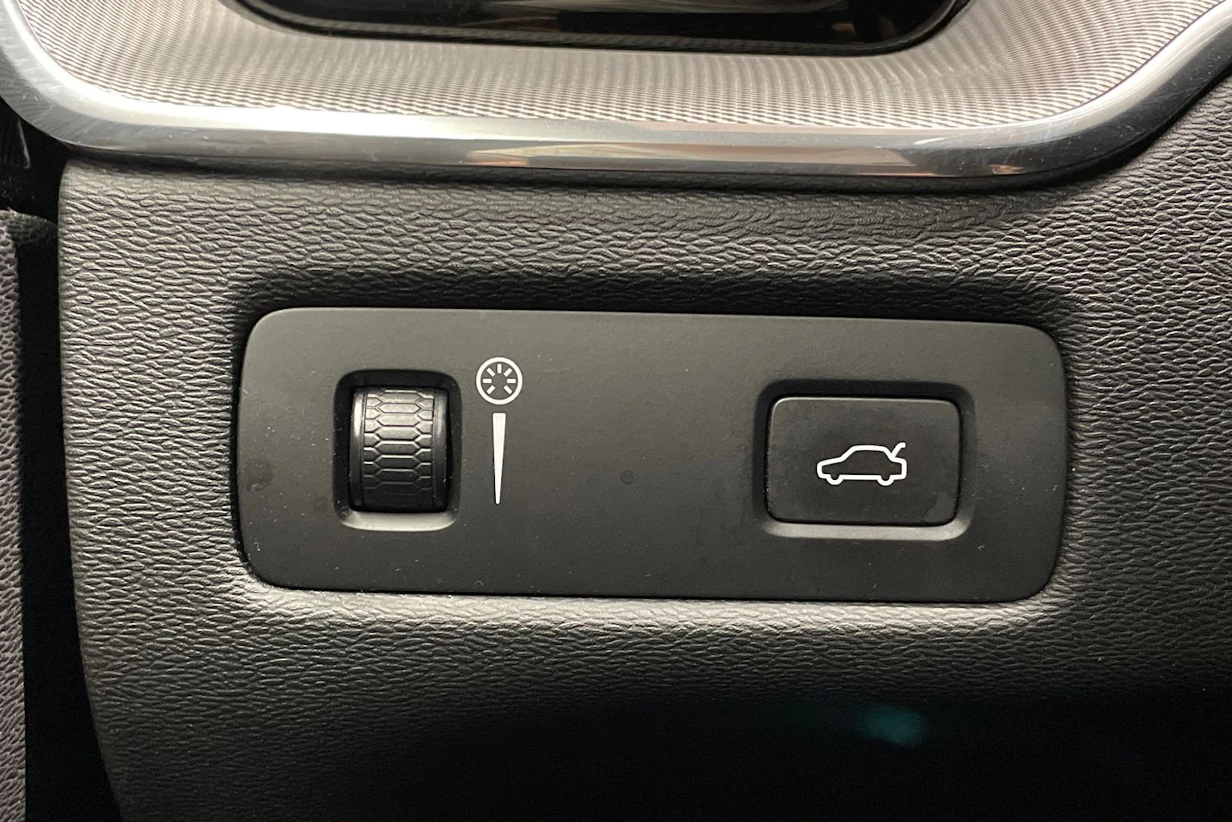 Punainen Volvo XC60 2019 kuva 20.