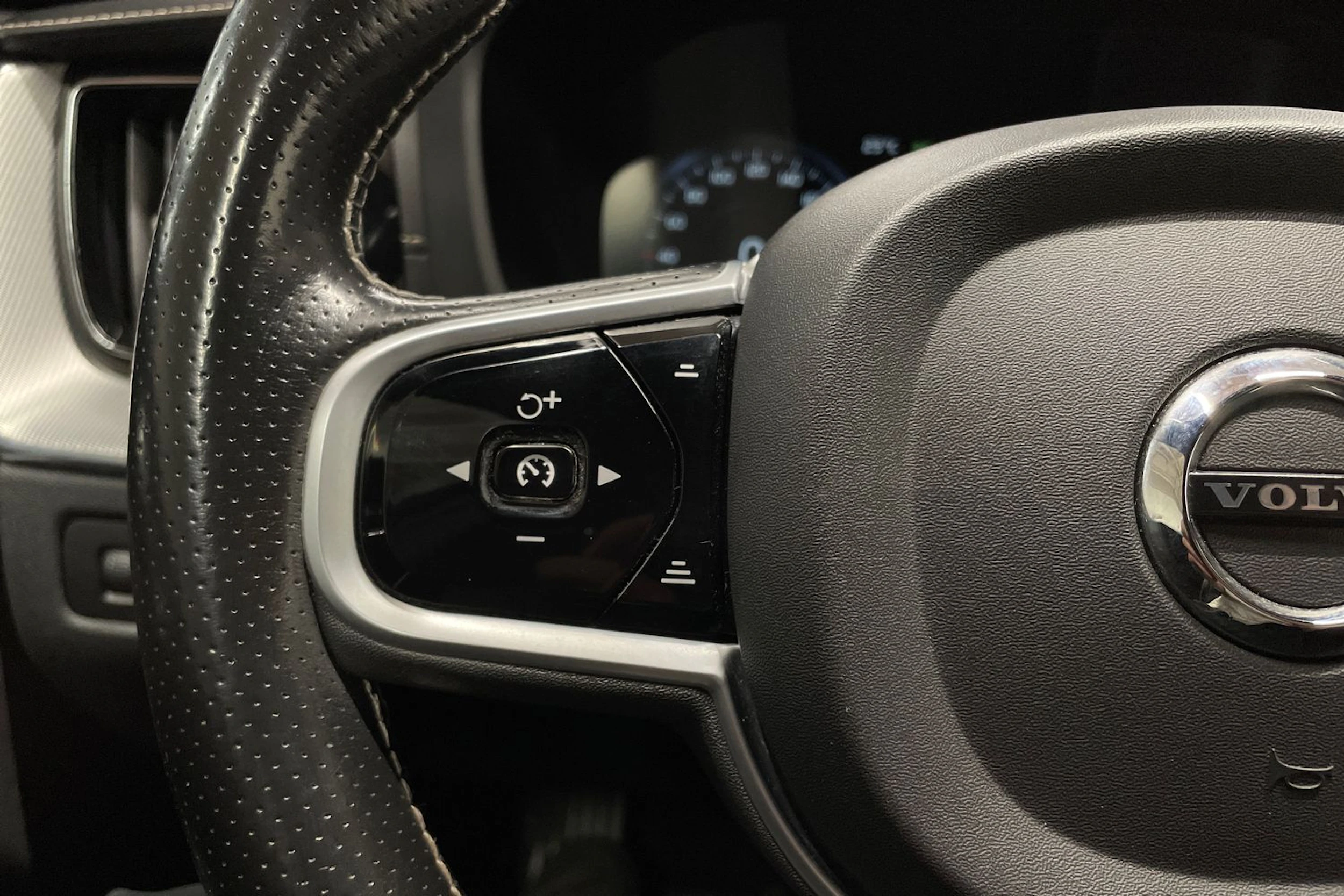 Punainen Volvo XC60 2019 kuva 21.