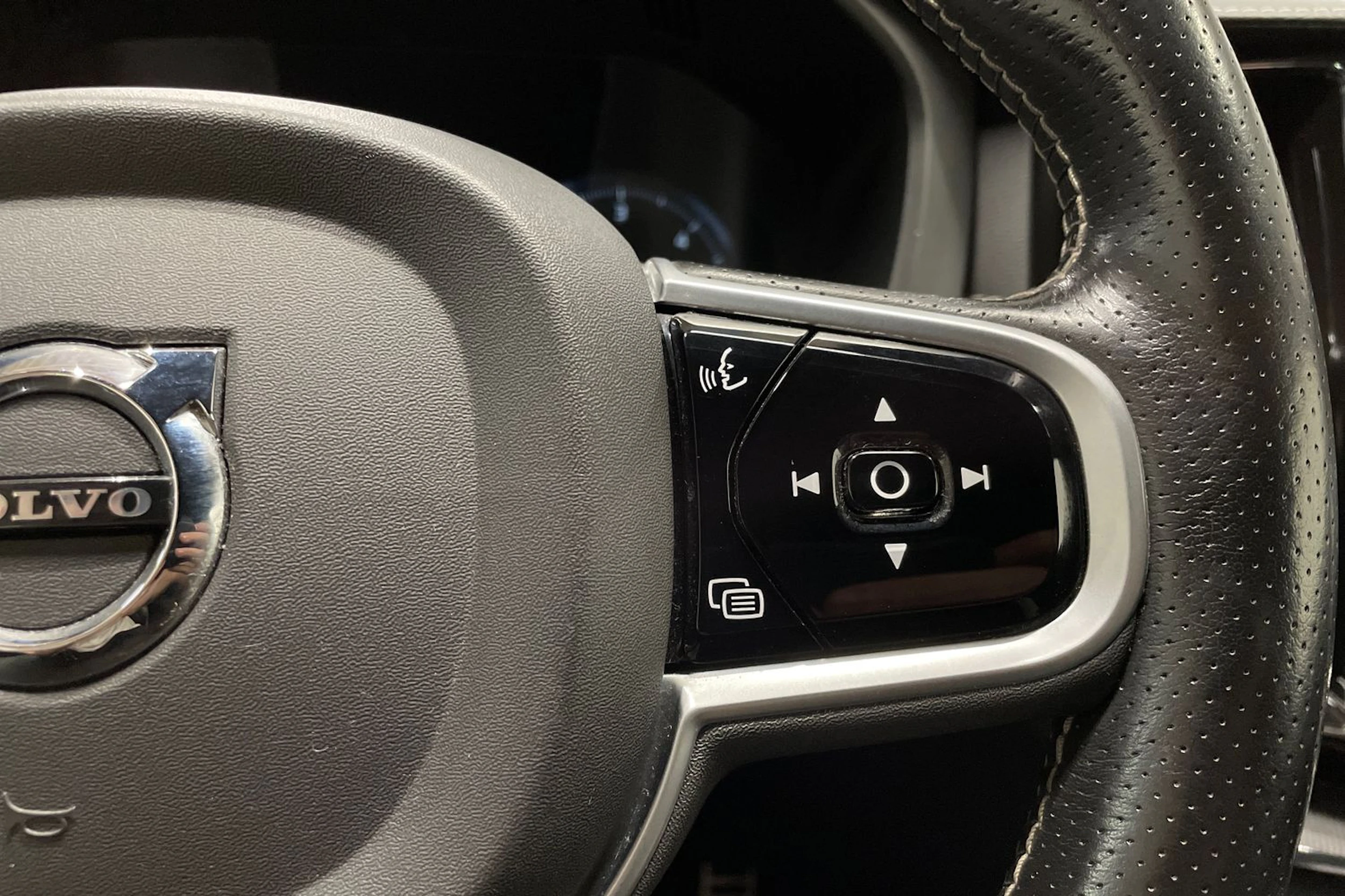 Punainen Volvo XC60 2019 kuva 22.