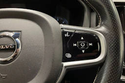 Punainen Volvo XC60 2019 kuva 22.