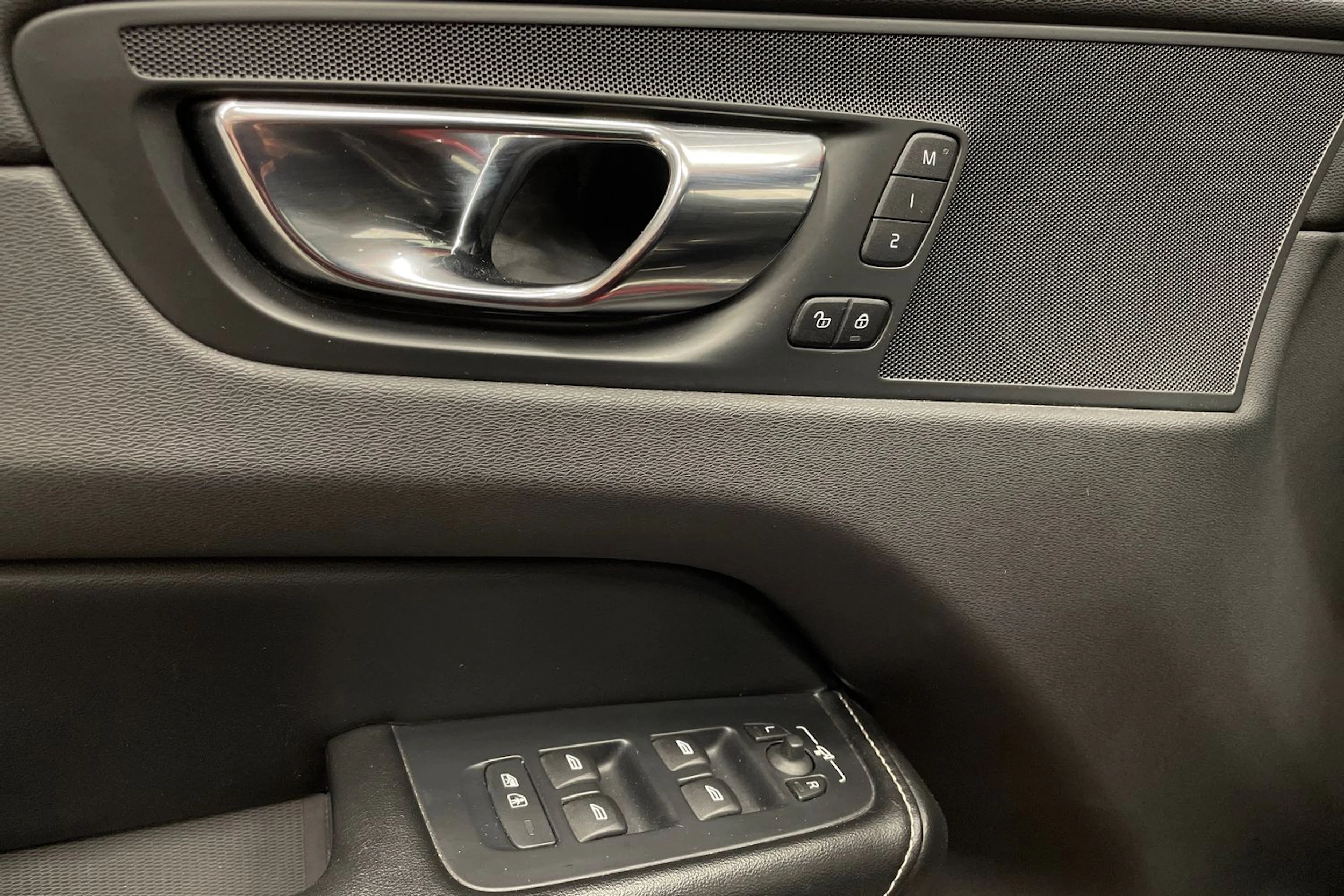 Punainen Volvo XC60 2019 kuva 23.