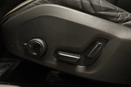 Punainen Volvo XC60 2019 kuva 24.