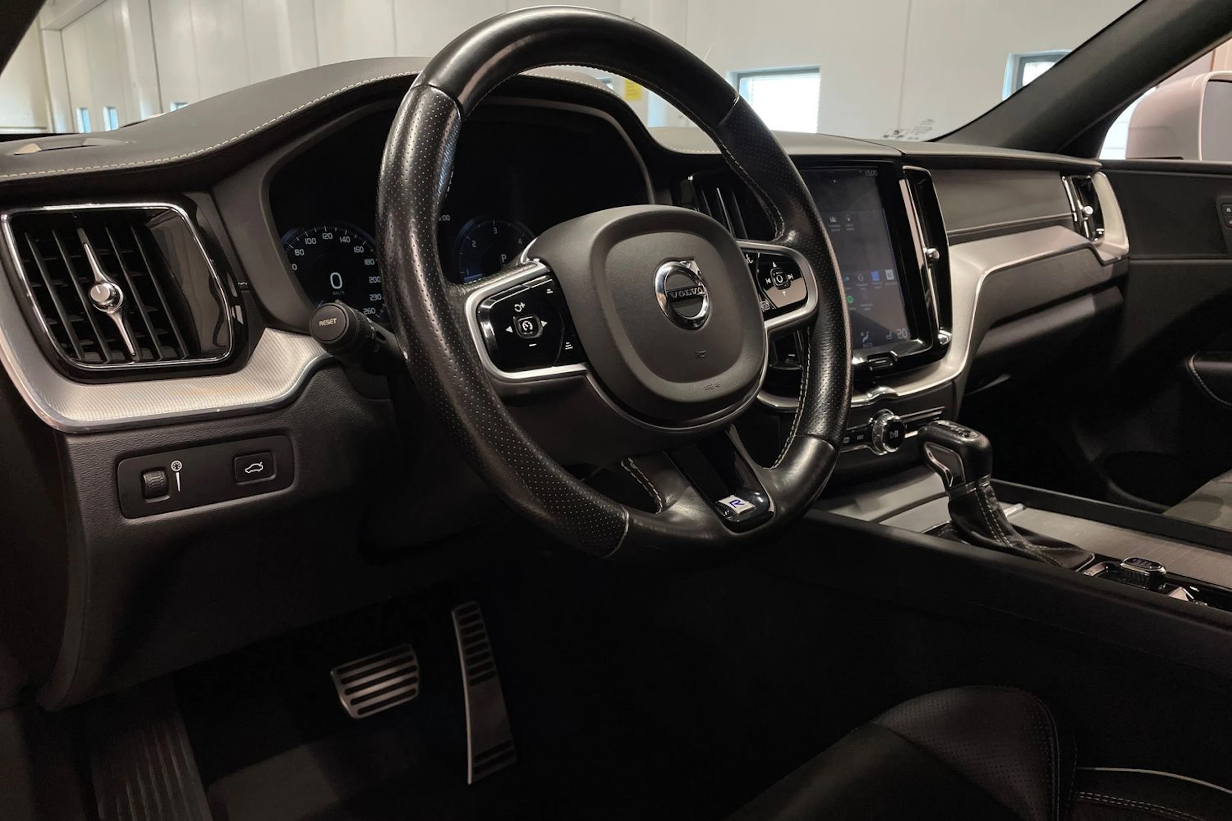 Punainen Volvo XC60 2019 kuva 25.