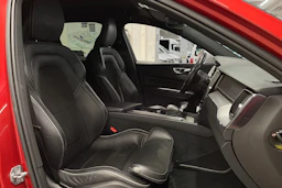 Punainen Volvo XC60 2019 kuva 26.