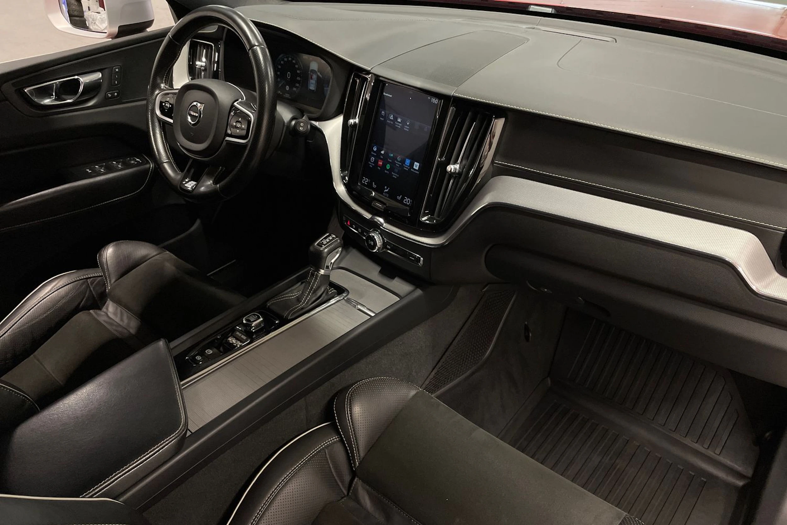 Punainen Volvo XC60 2019 kuva 27.