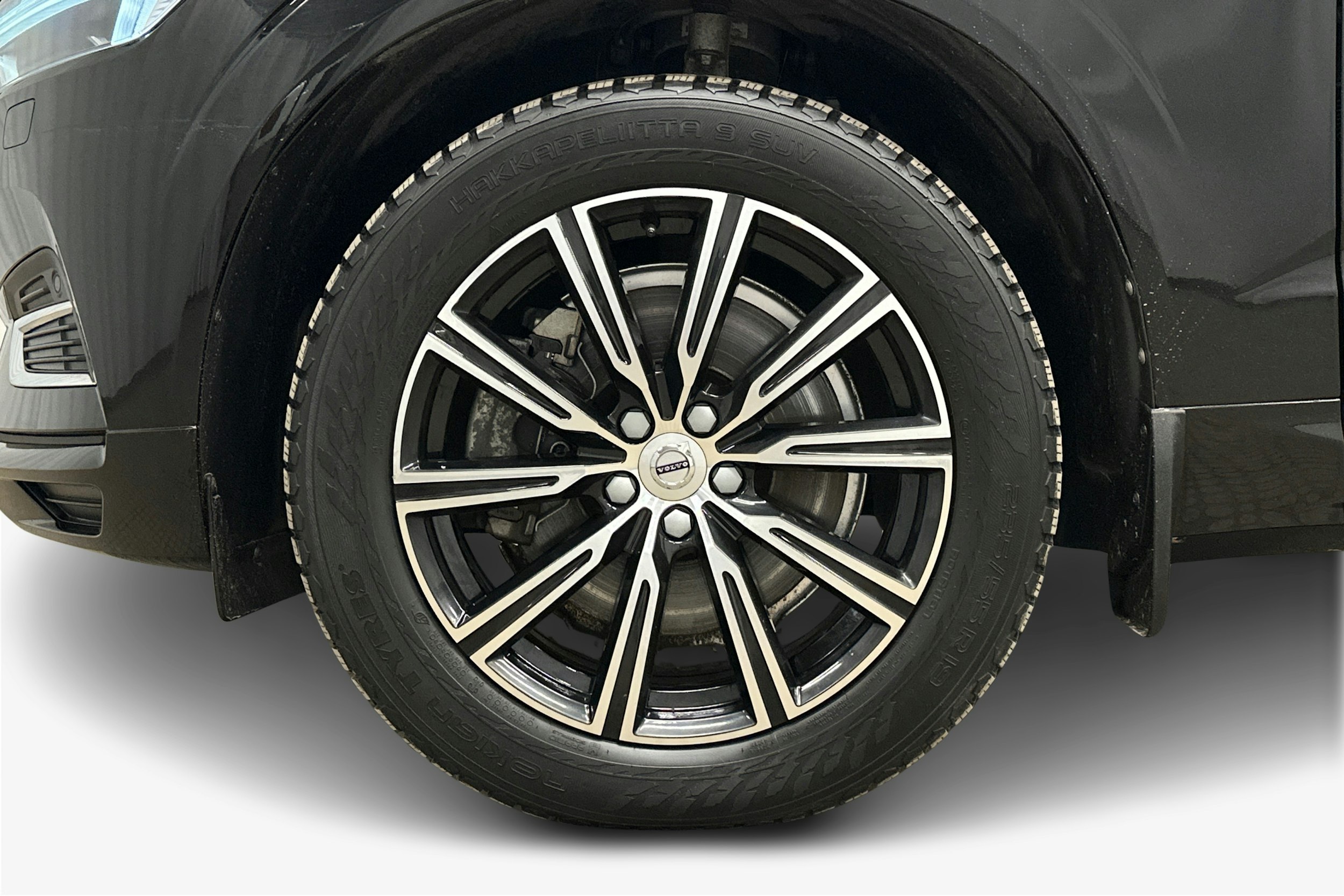 musta Volvo XC60 2018 kuva 11.