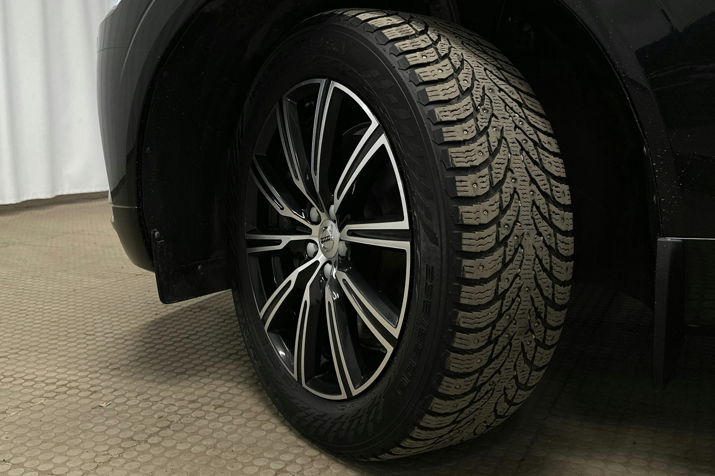 musta Volvo XC60 2018 kuva 13.