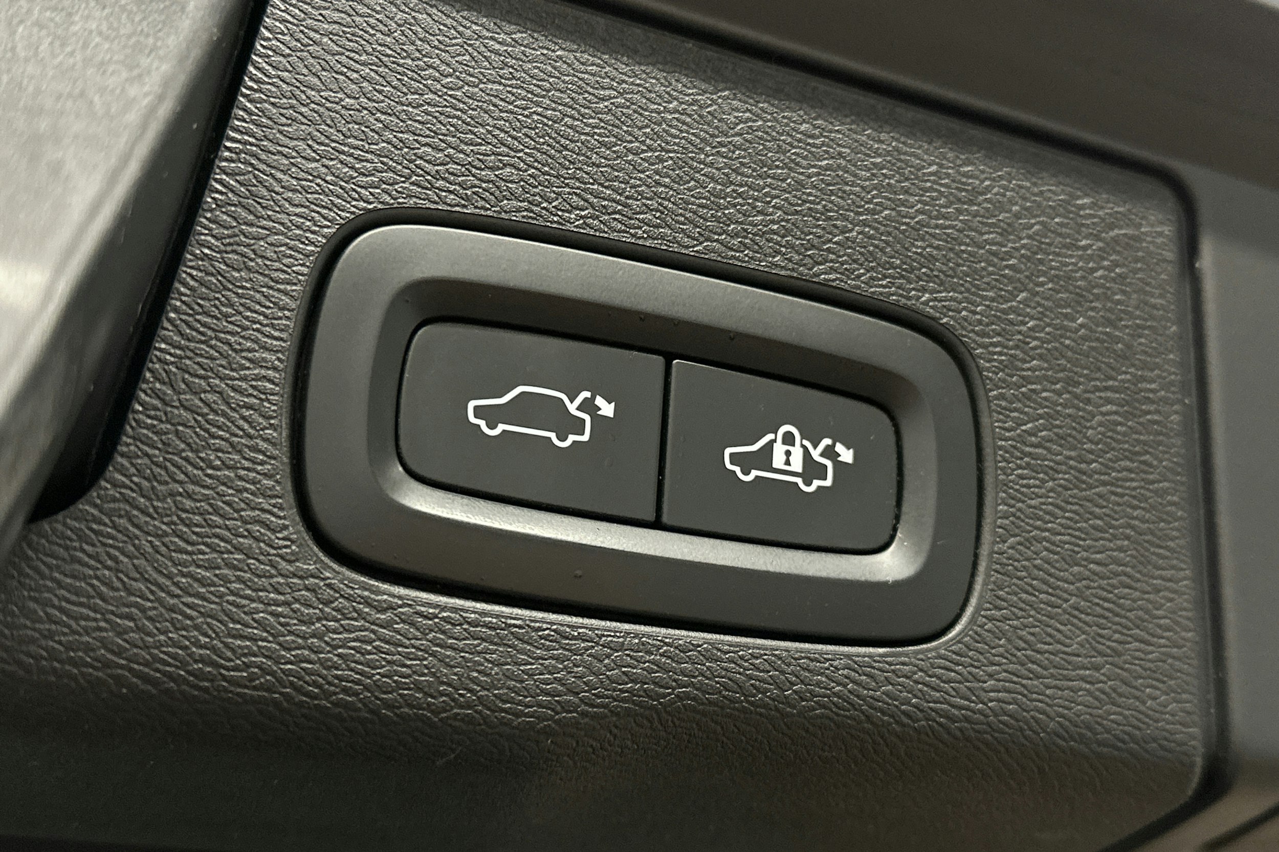 musta Volvo XC60 2018 kuva 15.