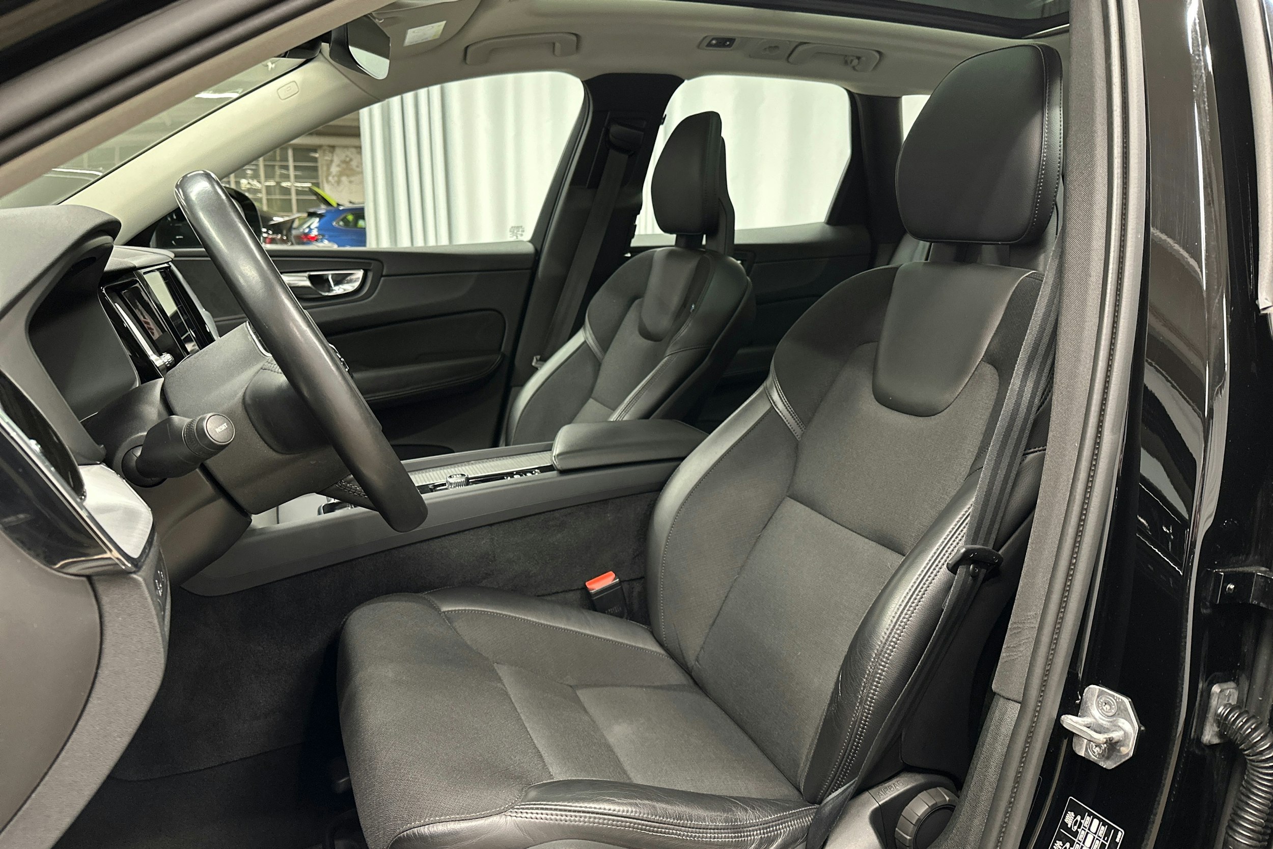 musta Volvo XC60 2018 kuva 18.