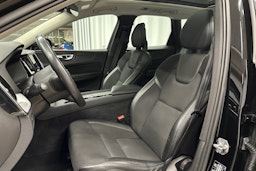 musta Volvo XC60 2018 kuva 18.