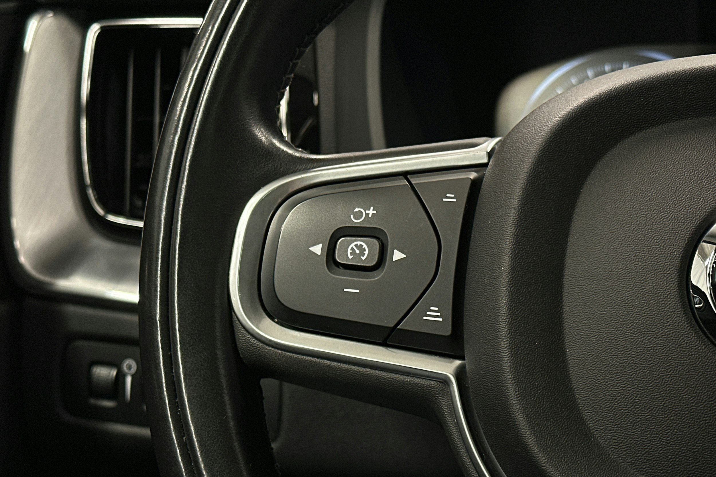 musta Volvo XC60 2018 kuva 20.