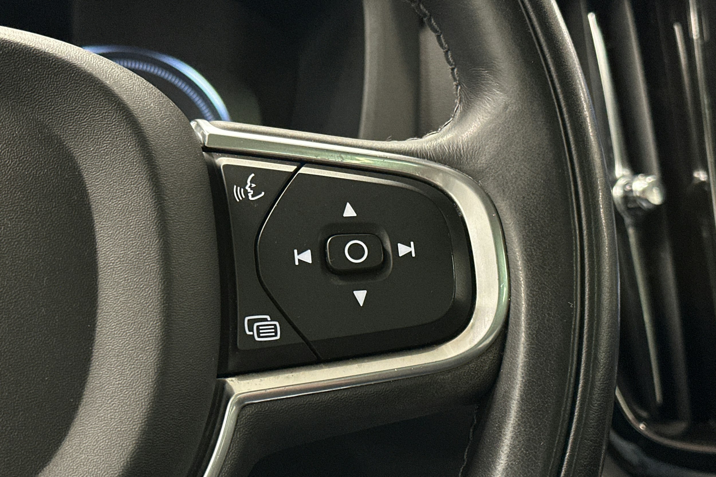 musta Volvo XC60 2018 kuva 21.