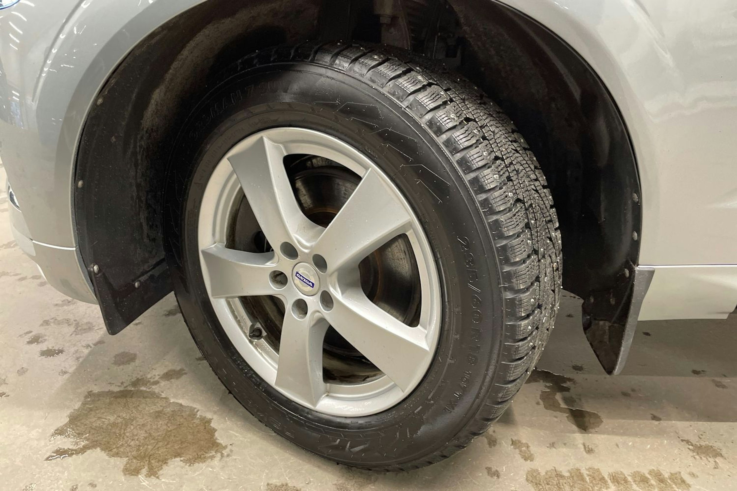 harmaa Volvo XC60 2018 kuva 13.