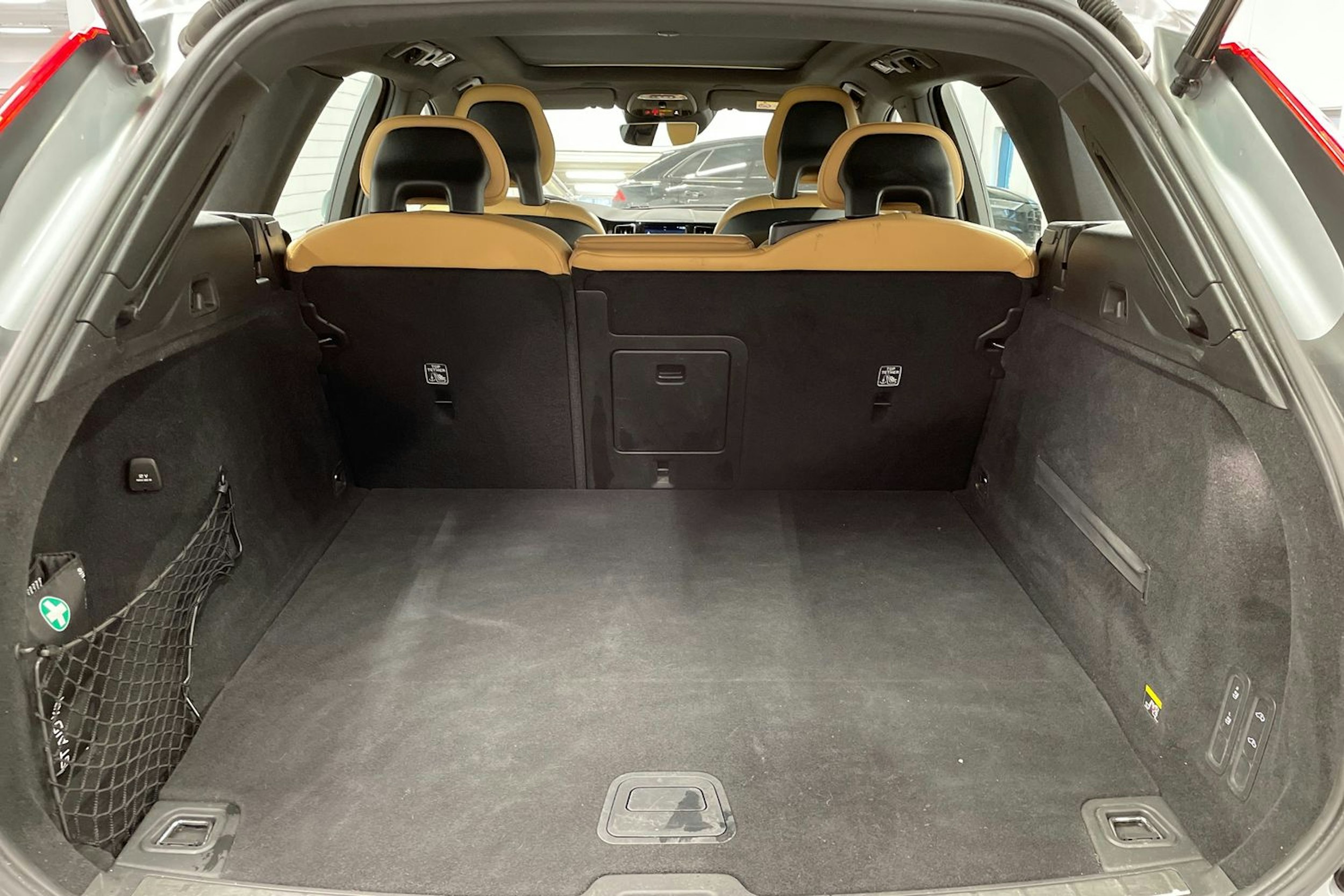 harmaa Volvo XC60 2018 kuva 15.