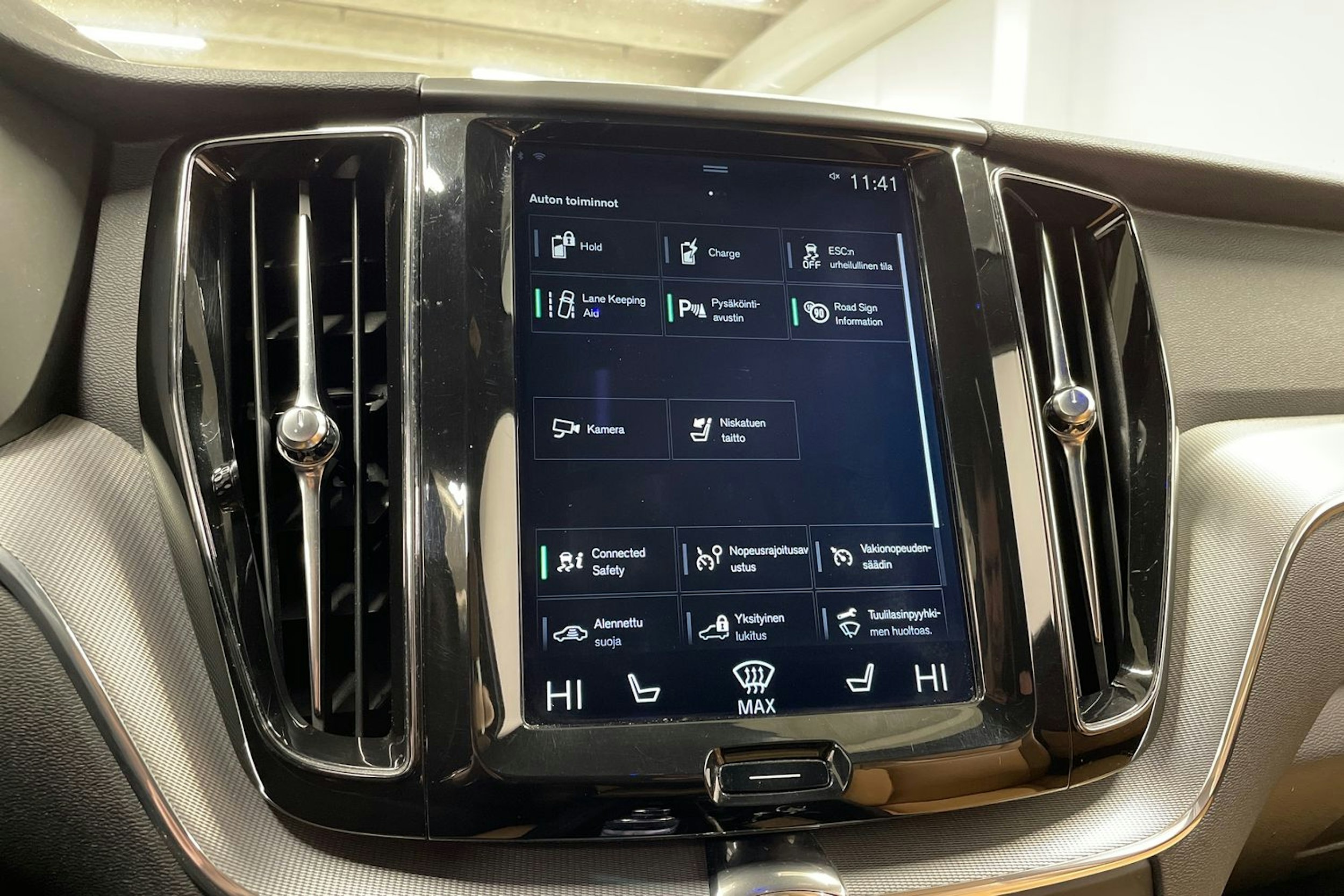 harmaa Volvo XC60 2018 kuva 18.