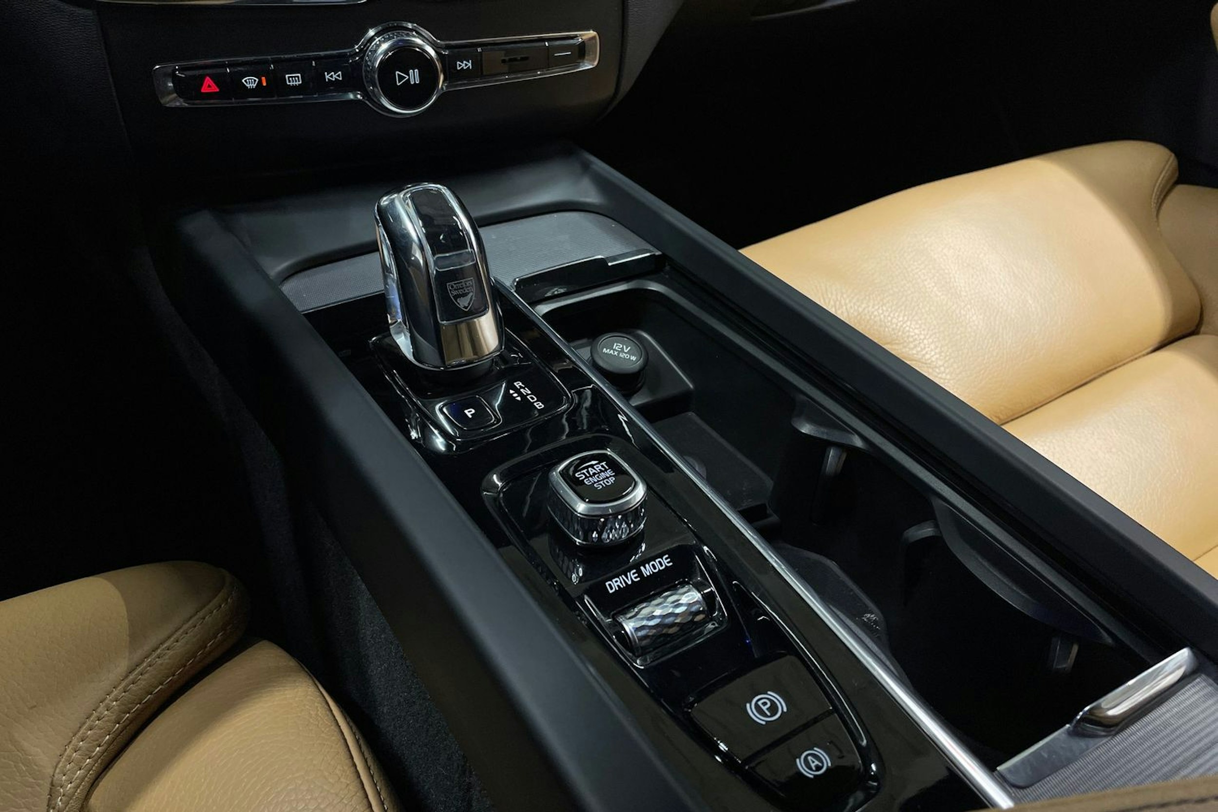 harmaa Volvo XC60 2018 kuva 22.