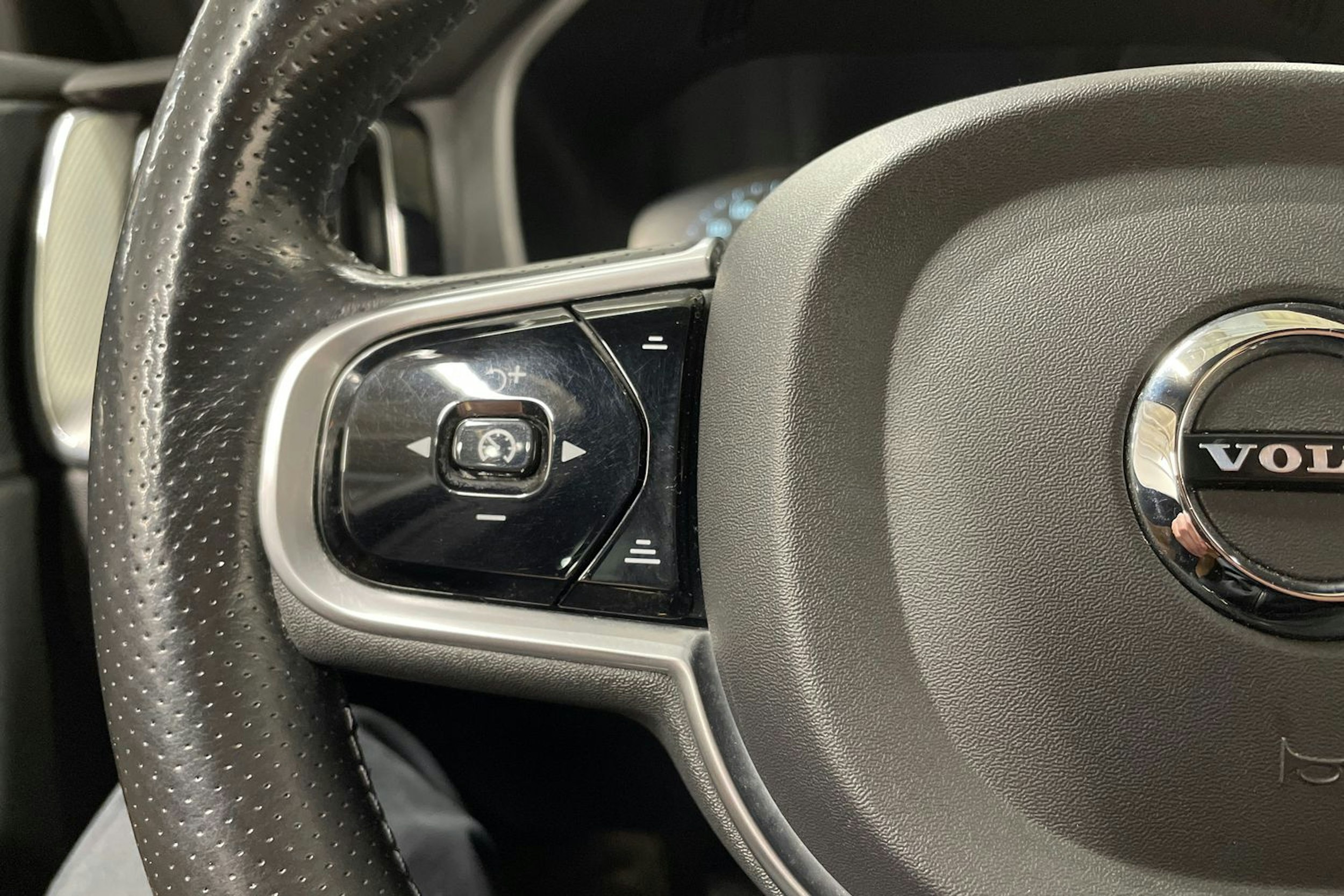 harmaa Volvo XC60 2018 kuva 24.