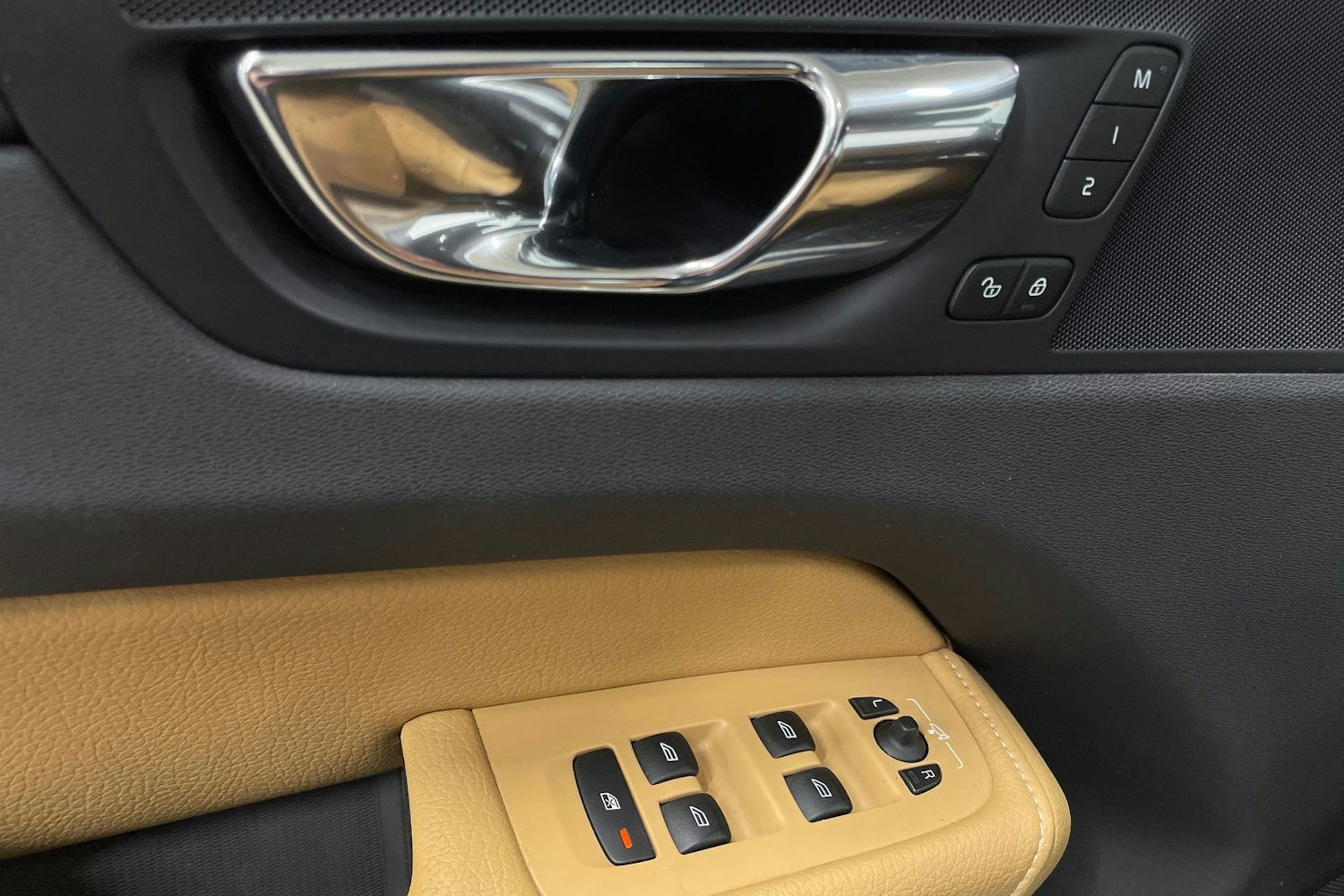 harmaa Volvo XC60 2018 kuva 26.