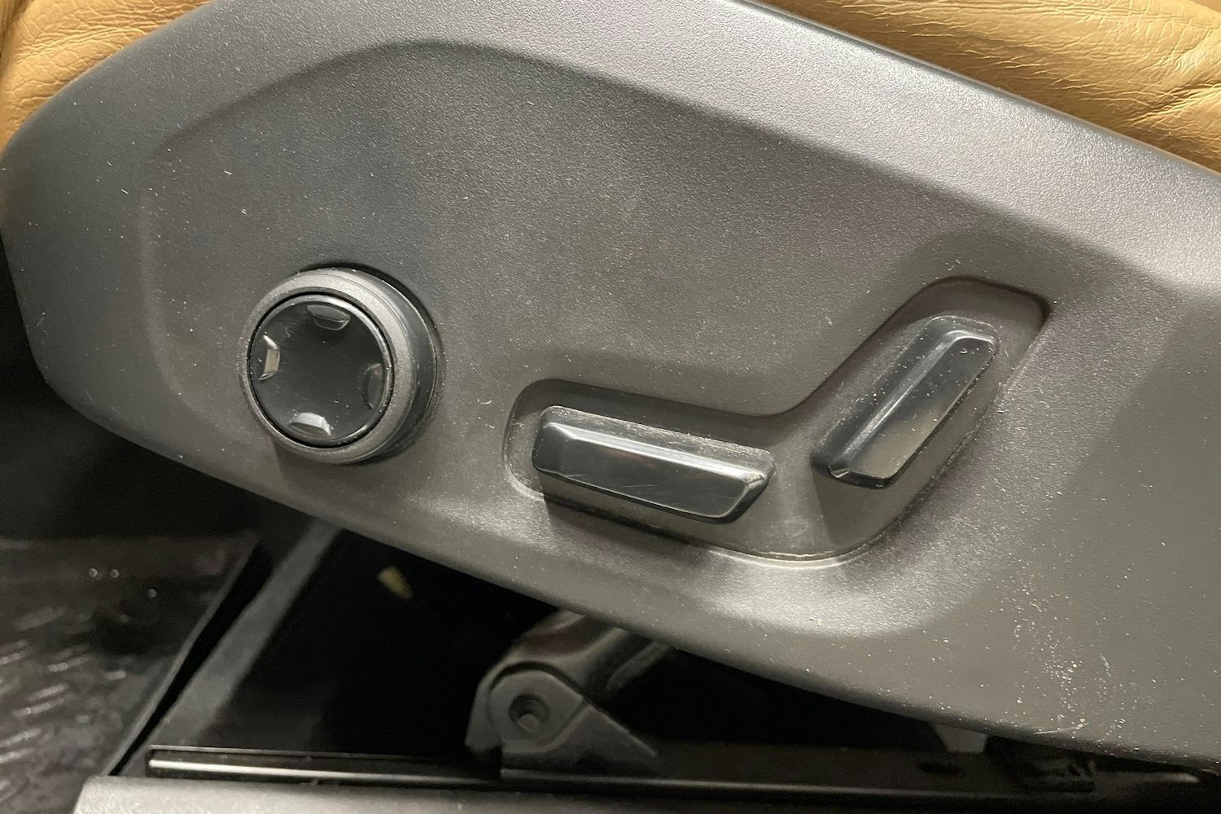 harmaa Volvo XC60 2018 kuva 27.