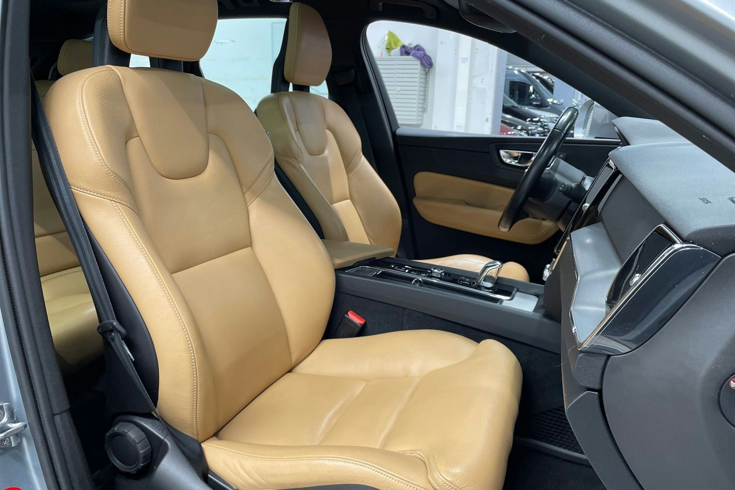 harmaa Volvo XC60 2018 kuva 30.