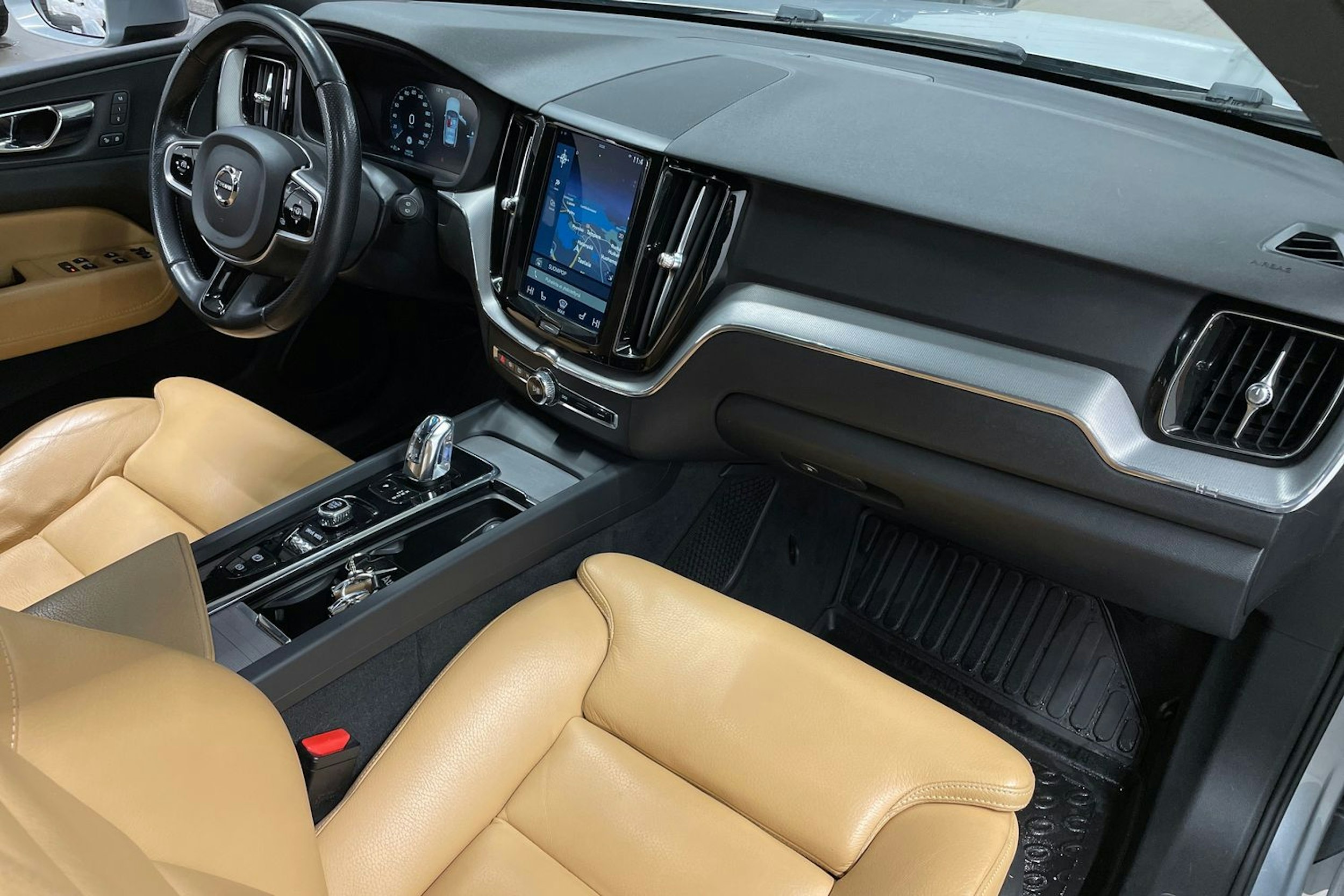 harmaa Volvo XC60 2018 kuva 31.