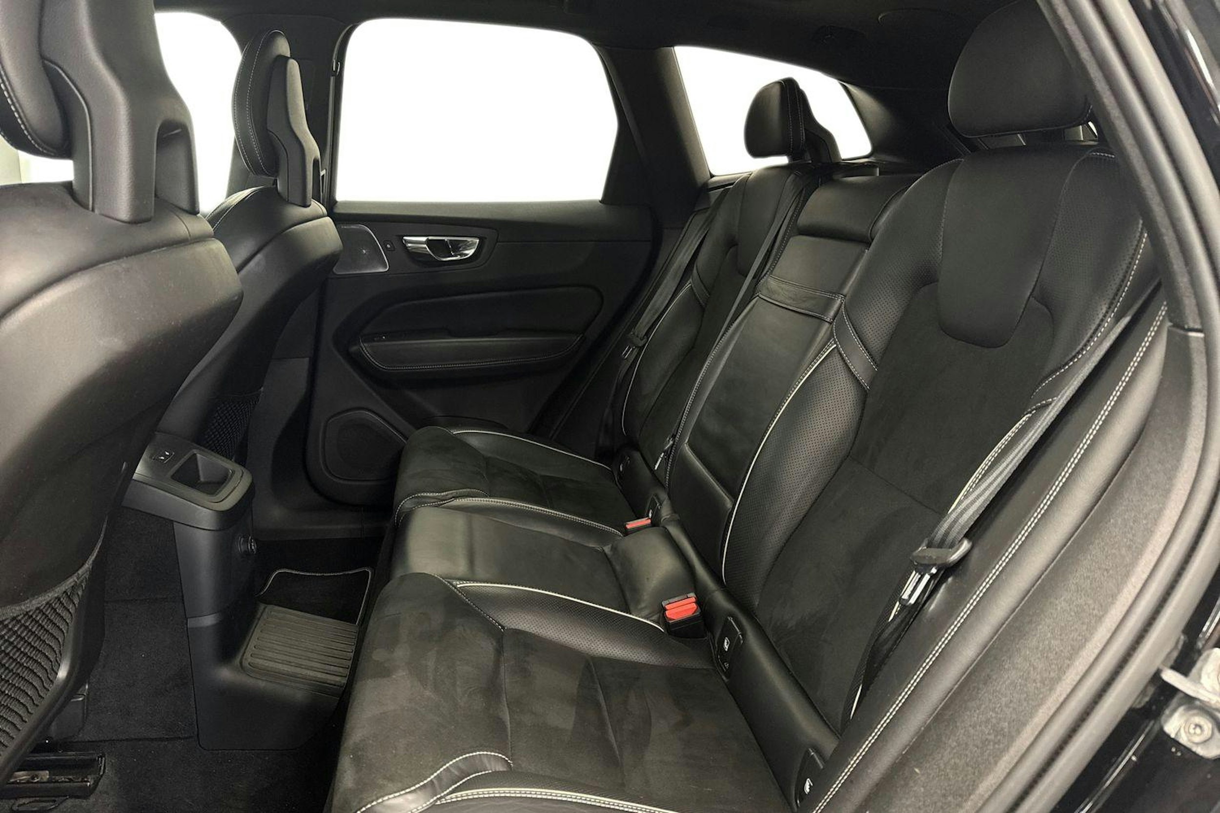 musta Volvo XC60 2018 kuva 10.