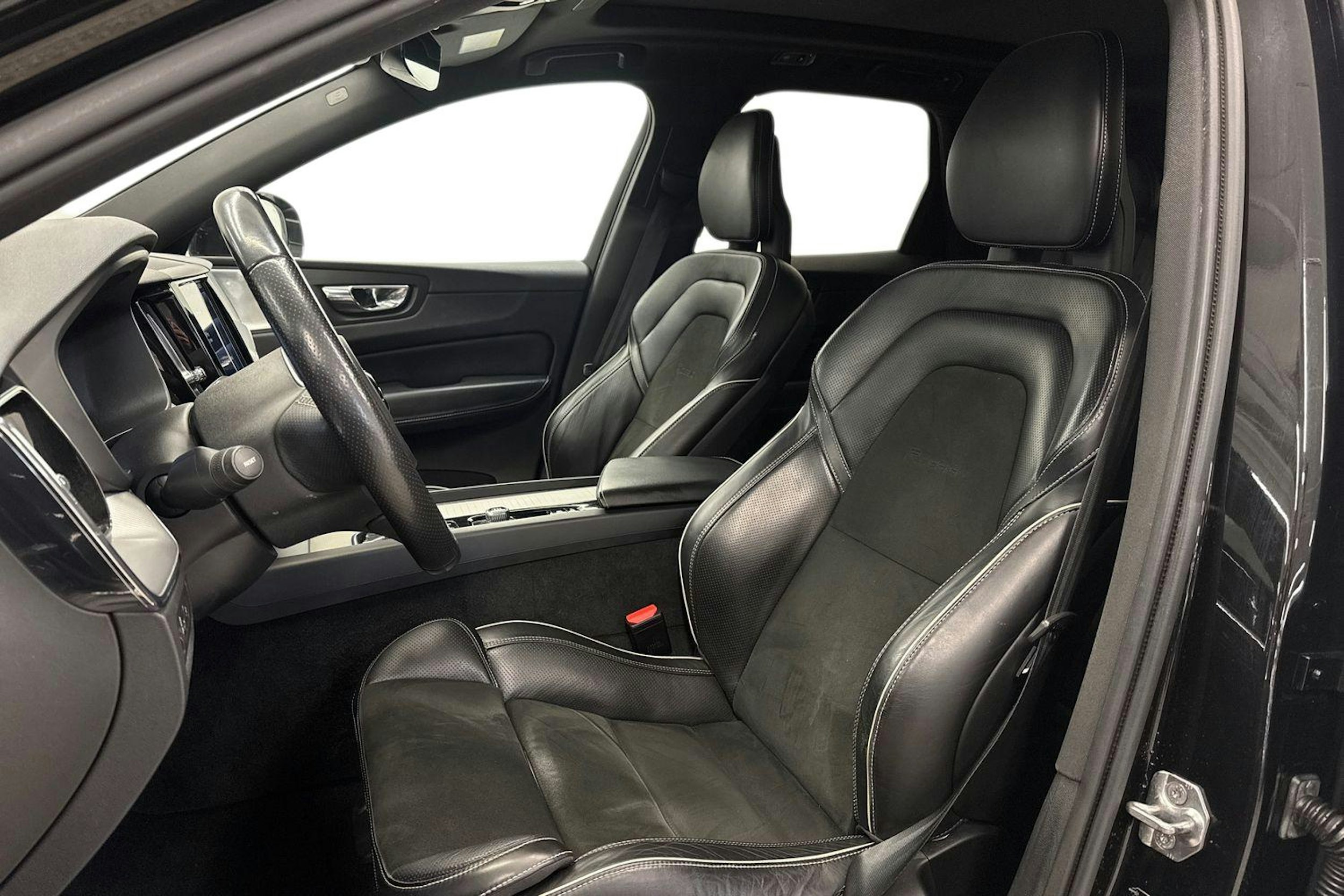 musta Volvo XC60 2018 kuva 11.