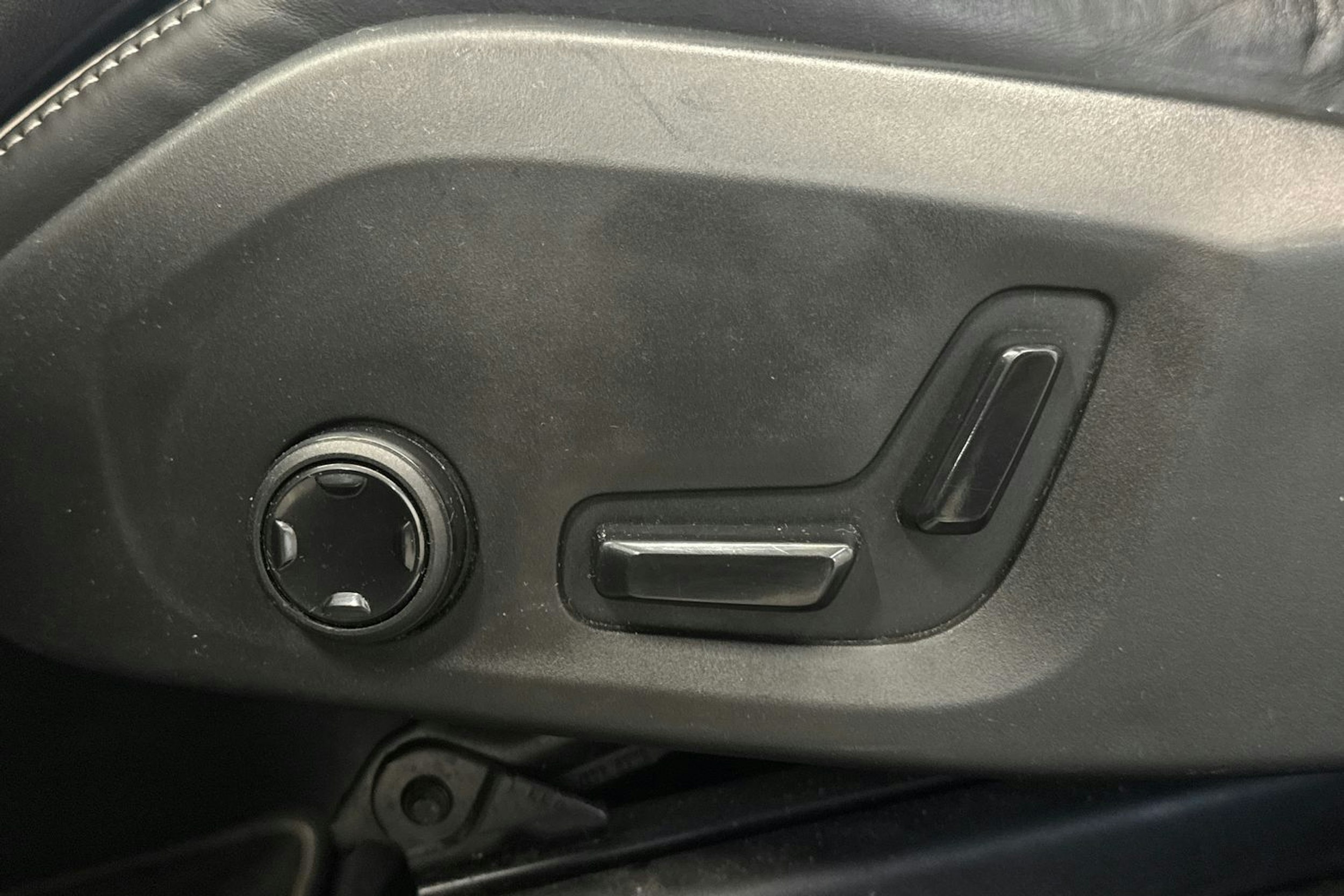 musta Volvo XC60 2018 kuva 13.