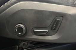 musta Volvo XC60 2018 kuva 13.
