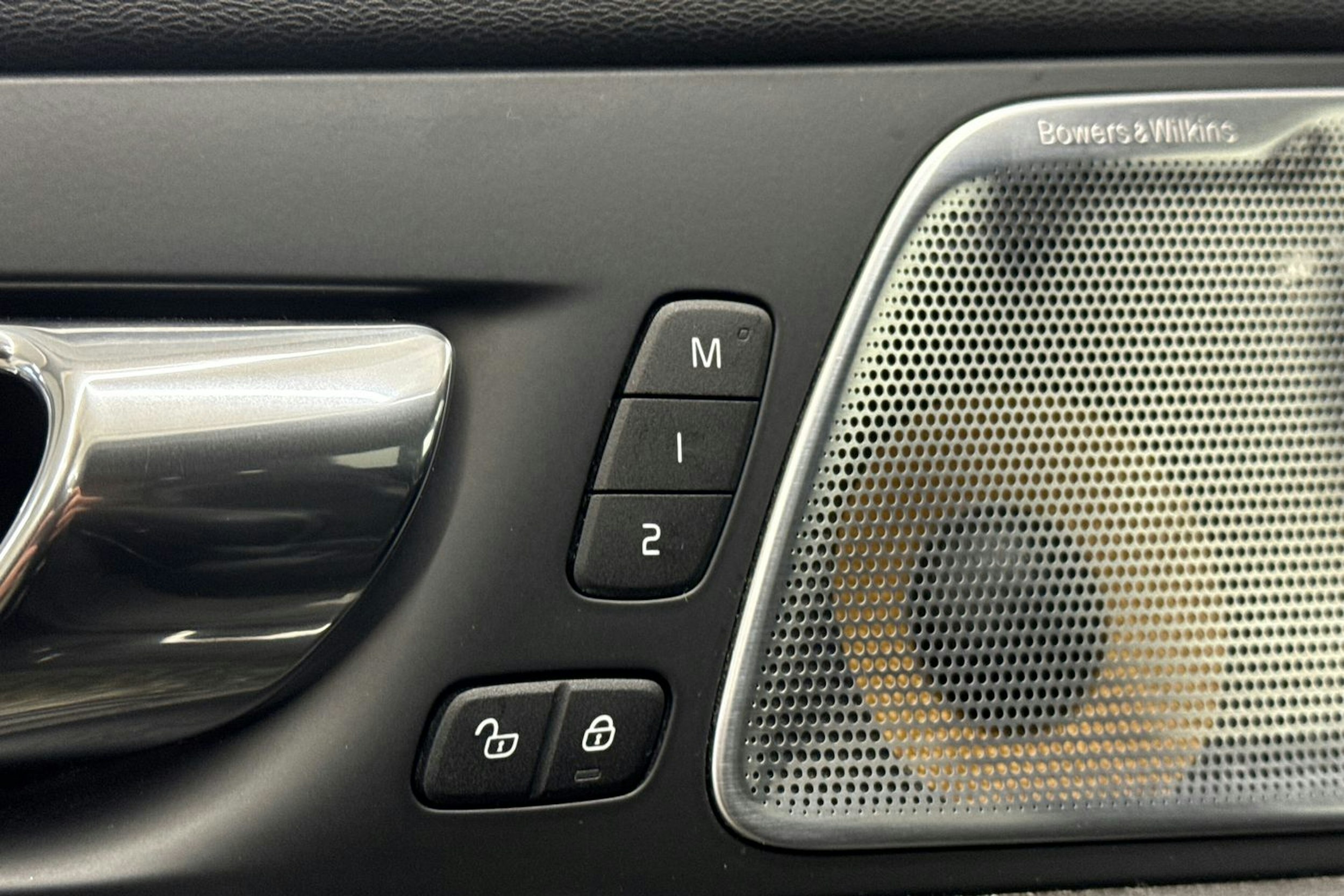 musta Volvo XC60 2018 kuva 14.