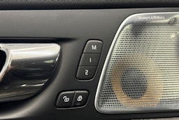 musta Volvo XC60 2018 kuva 14.