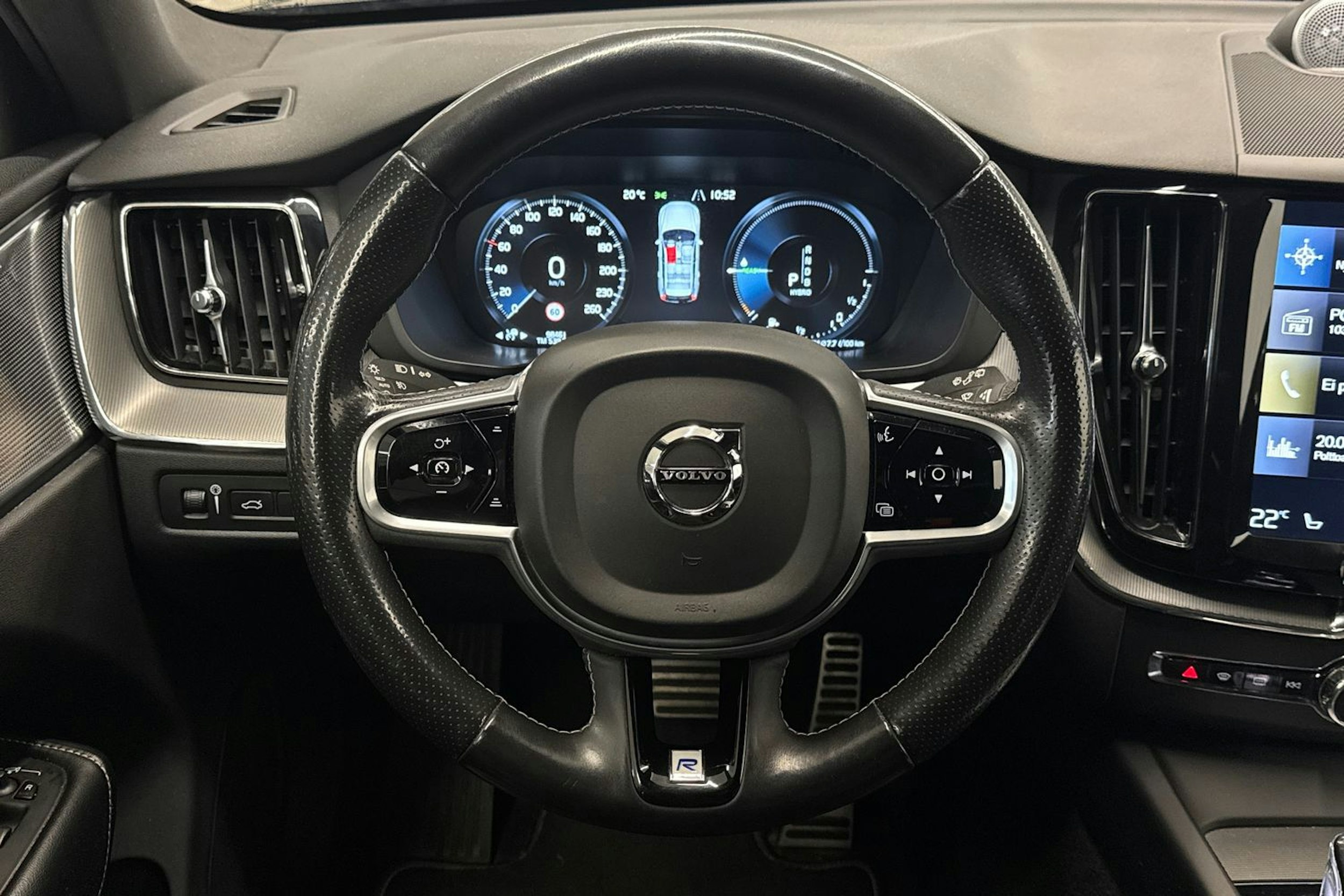 musta Volvo XC60 2018 kuva 15.