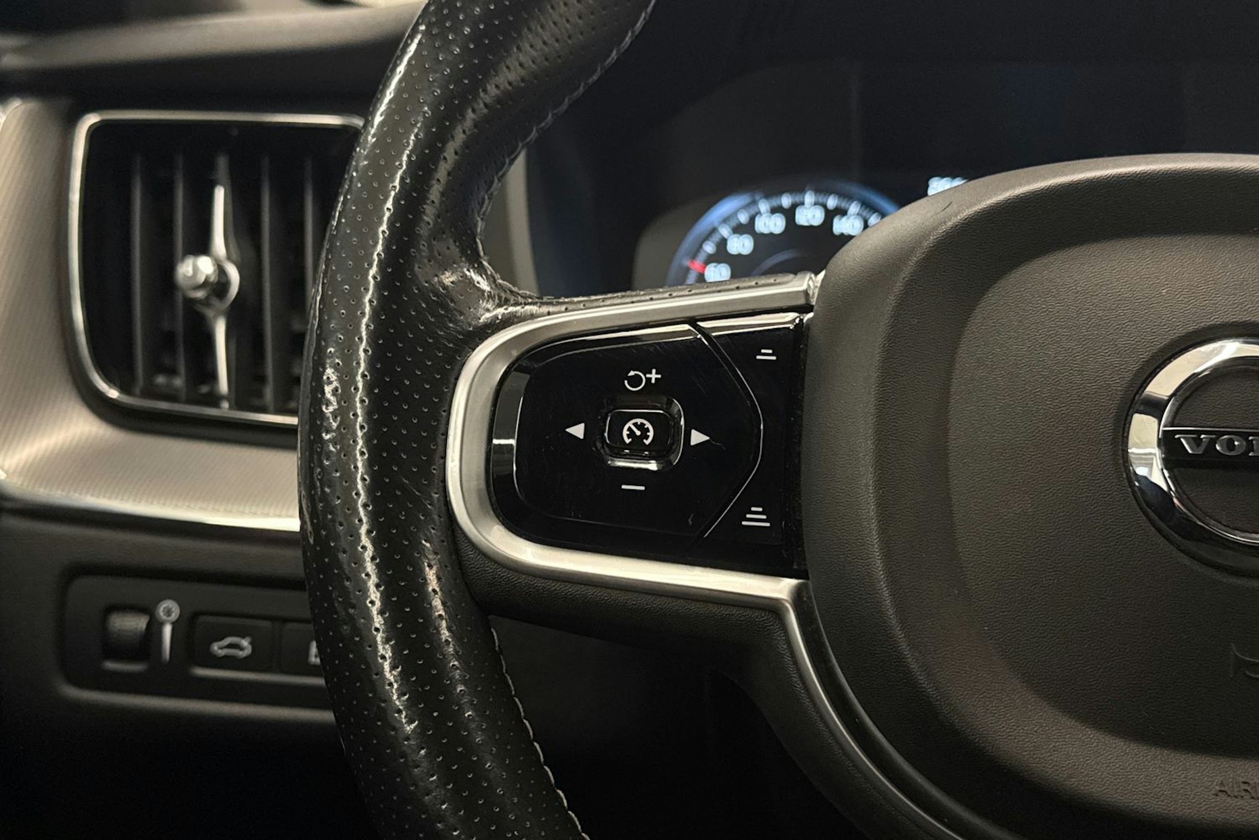 musta Volvo XC60 2018 kuva 16.