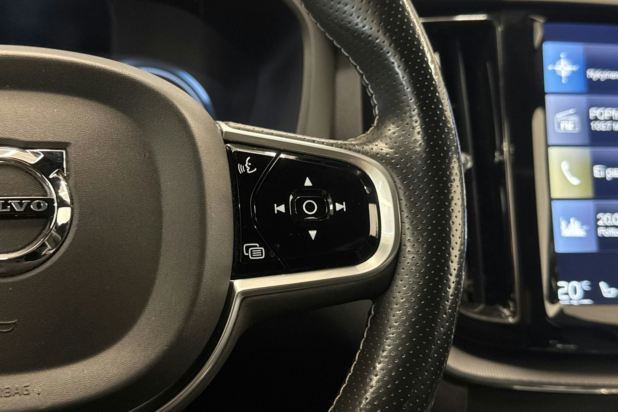 musta Volvo XC60 2018 kuva 17.